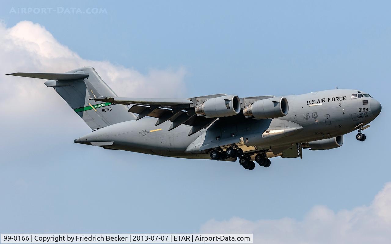 99-0166, 1999 Boeing C-17A Globemaster III C/N 50070/P-66, on final RW09