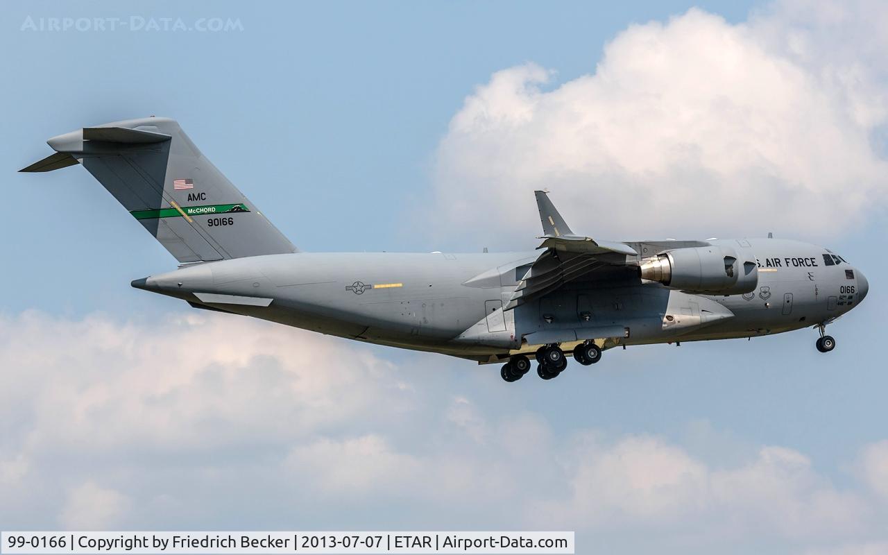 99-0166, 1999 Boeing C-17A Globemaster III C/N 50070/P-66, on final RW09
