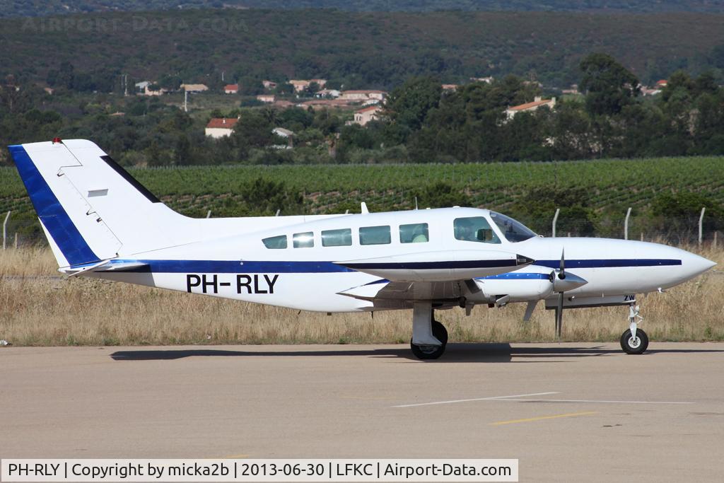 PH-RLY, 1977 Cessna 402B Businessliner C/N 402B1231, Taxiing