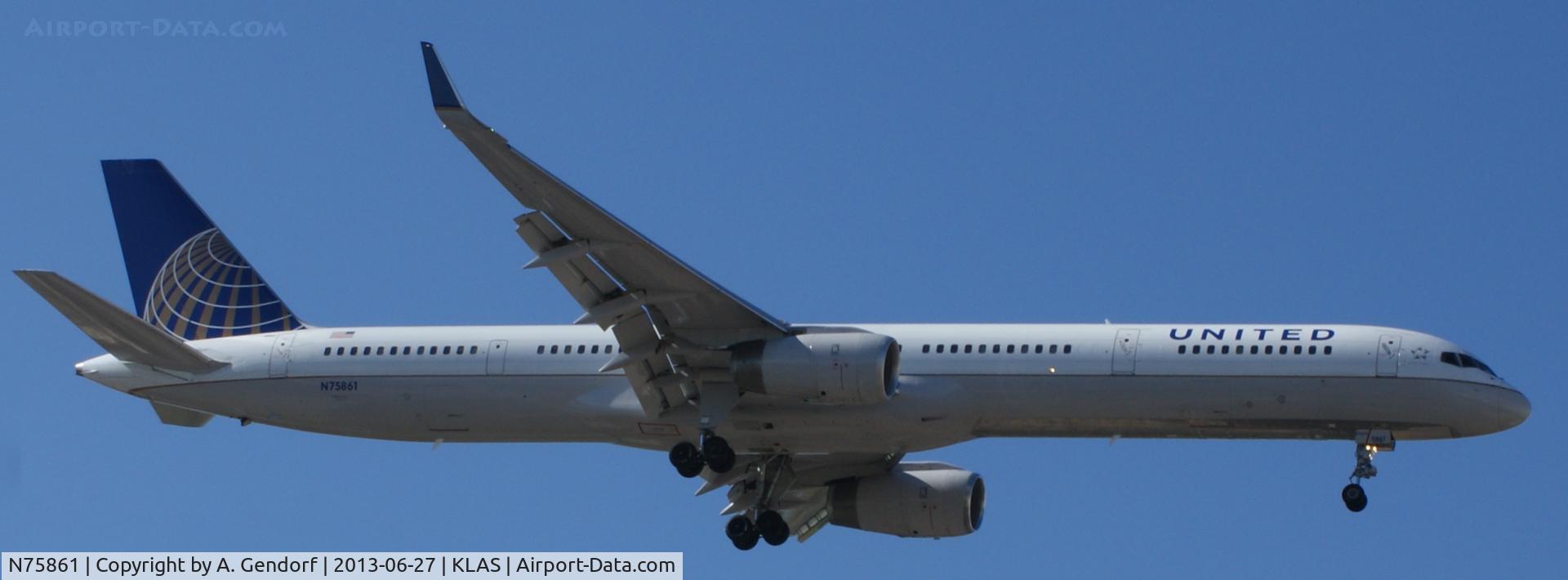 N75861, 2001 Boeing 757-33N C/N 32585, United, is landing at Las Vegas Int´l(KLAS)