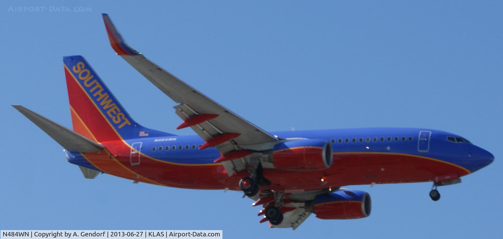 N484WN, 2004 Boeing 737-7H4 C/N 33841, Southwest Airlines, seen here aproaching Las Vegas Int´l(KLAS)