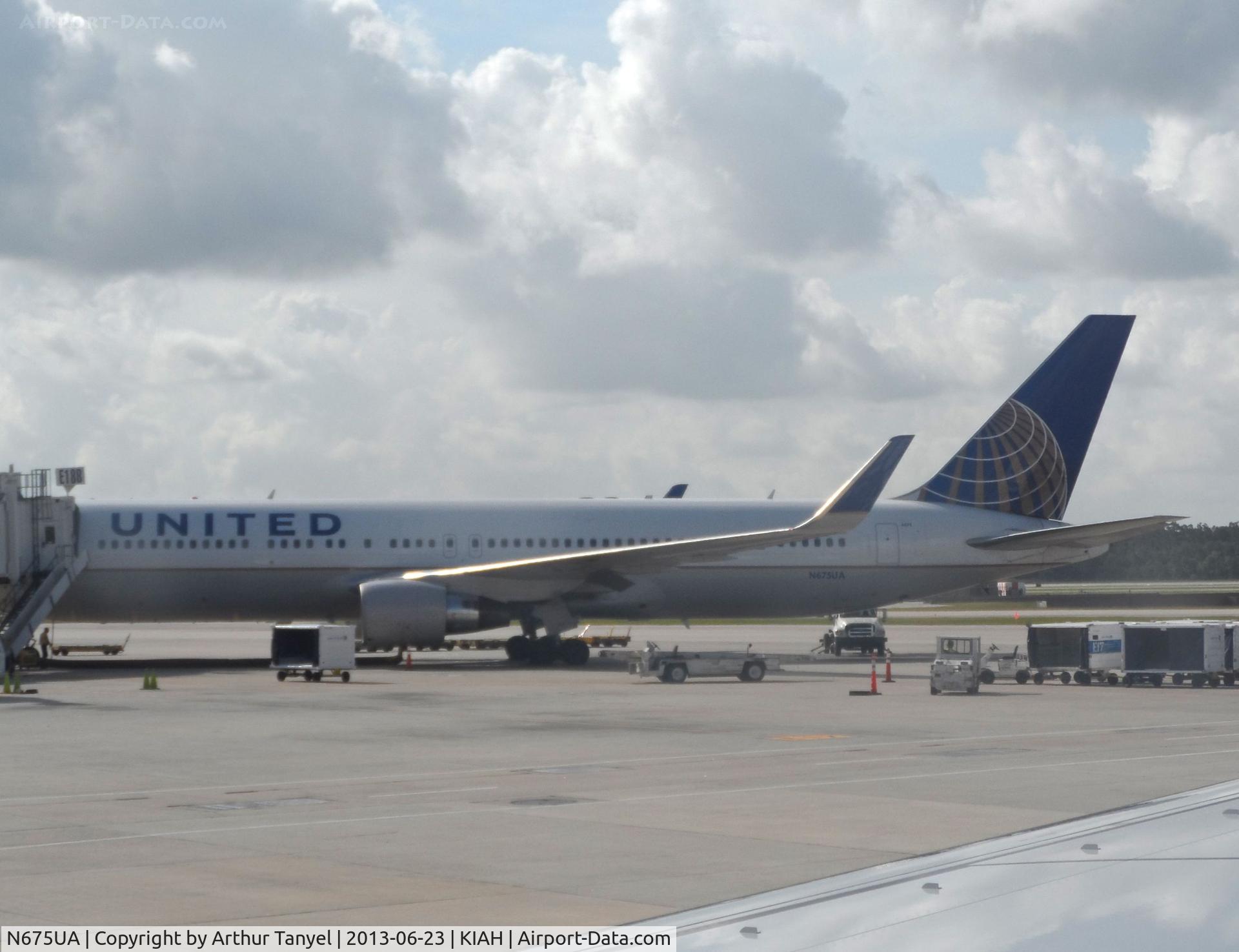 N675UA, 2000 Boeing 767-322 C/N 29243, @ gate @ IAH
