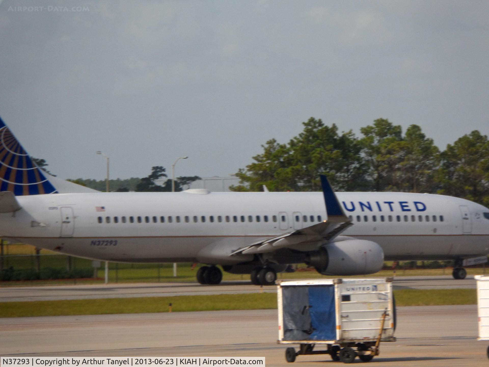 N37293, 2005 Boeing 737-824 C/N 33453, Taxiing to takeoff @ IAH