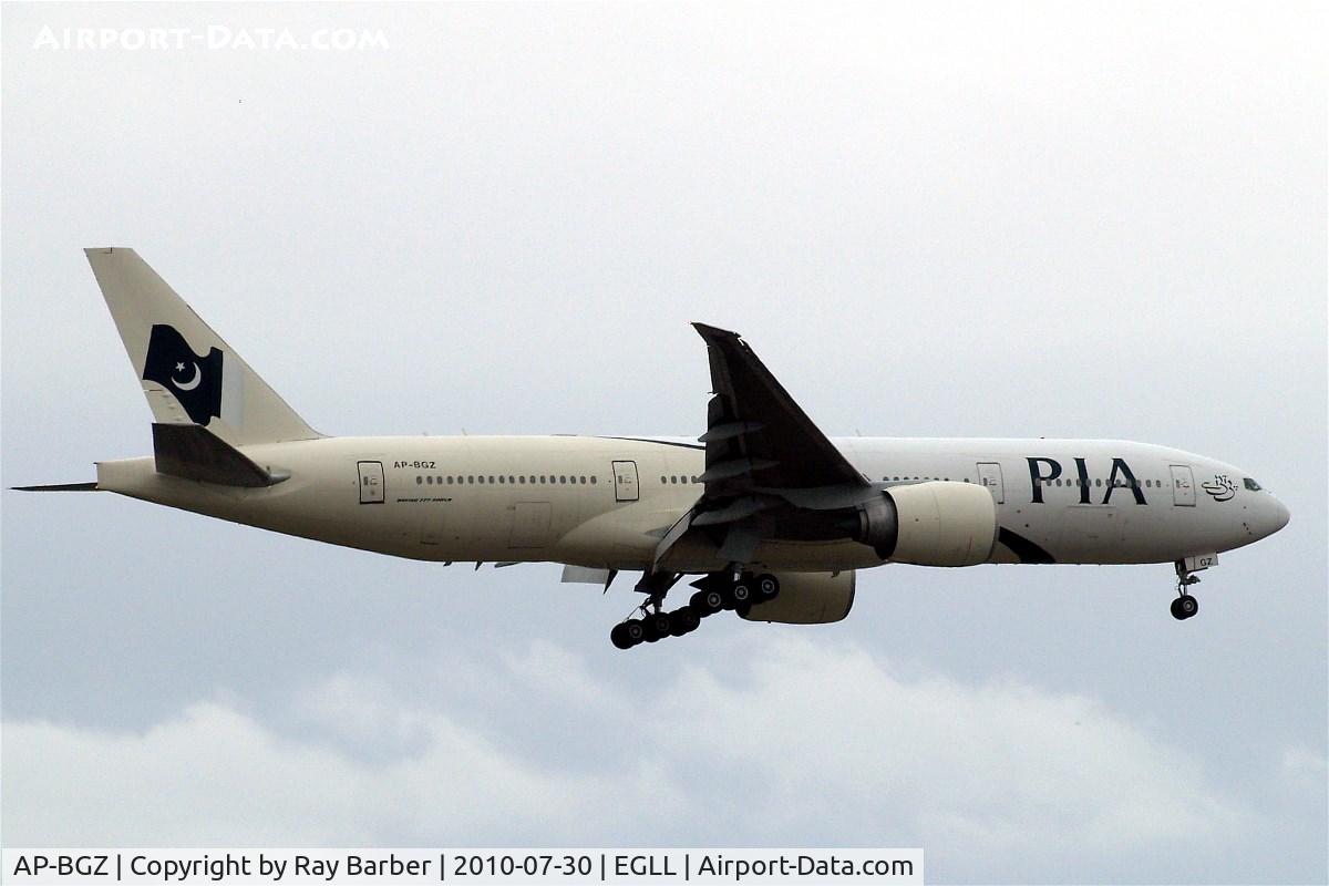 AP-BGZ, 2005 Boeing 777-240/LR C/N 33782, Boeing 777-240LR [33782] (Pakistan Intrtnational Airlines) Home~G 30/07/2010. On approach 27L in old scheme.