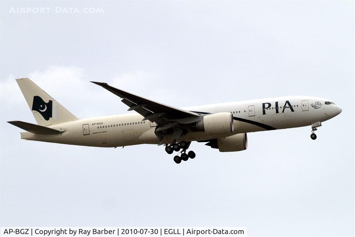 AP-BGZ, 2005 Boeing 777-240/LR C/N 33782, Boeing 777-240LR [33782] (Pakistan Intrtnational Airlines) Home~G 30/07/2010. On approach 27L in old scheme.