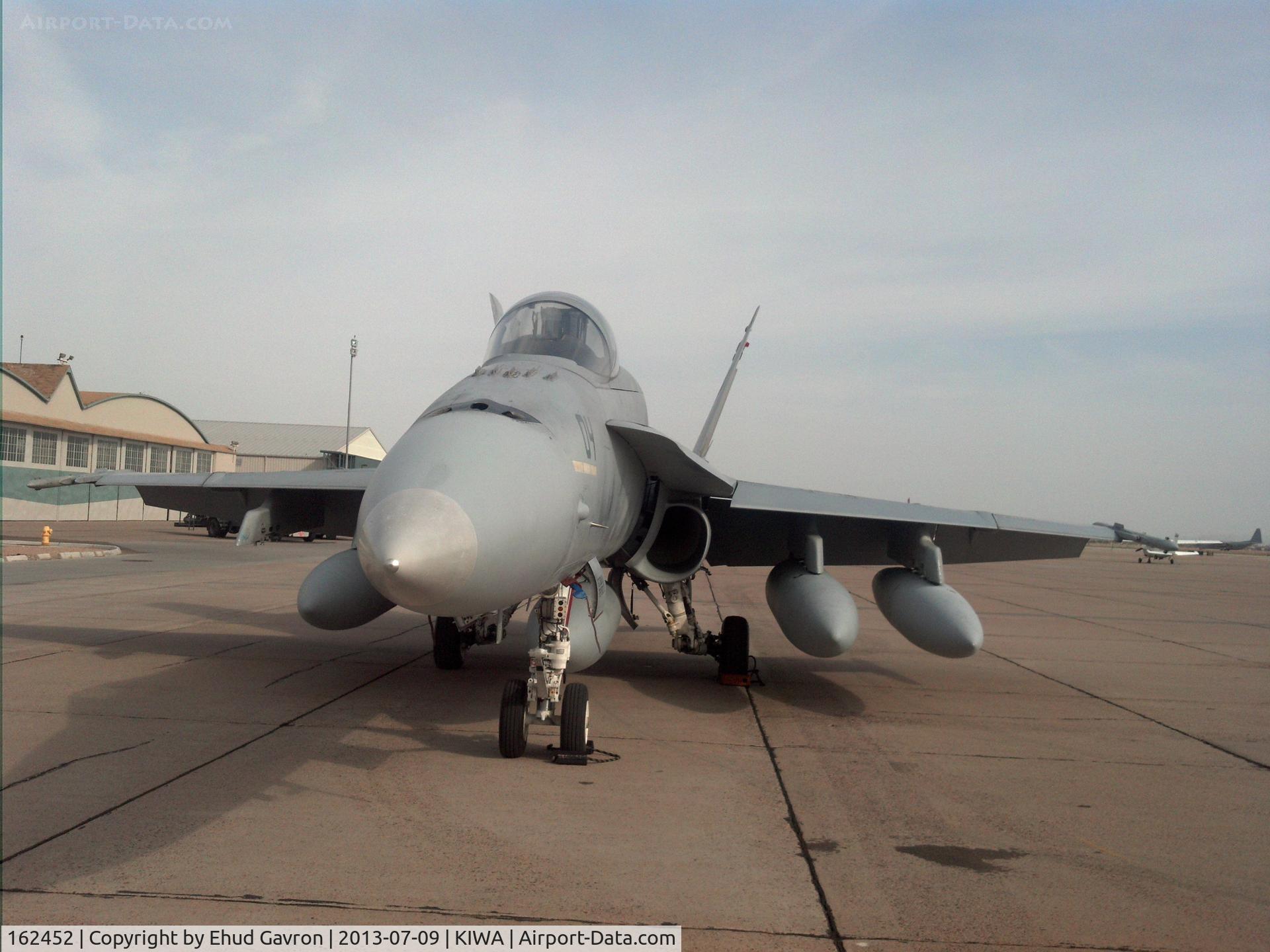 162452, McDonnell Douglas F/A-18A Hornet C/N 0302/A247, F-18 waiting for ground crew at KIWA