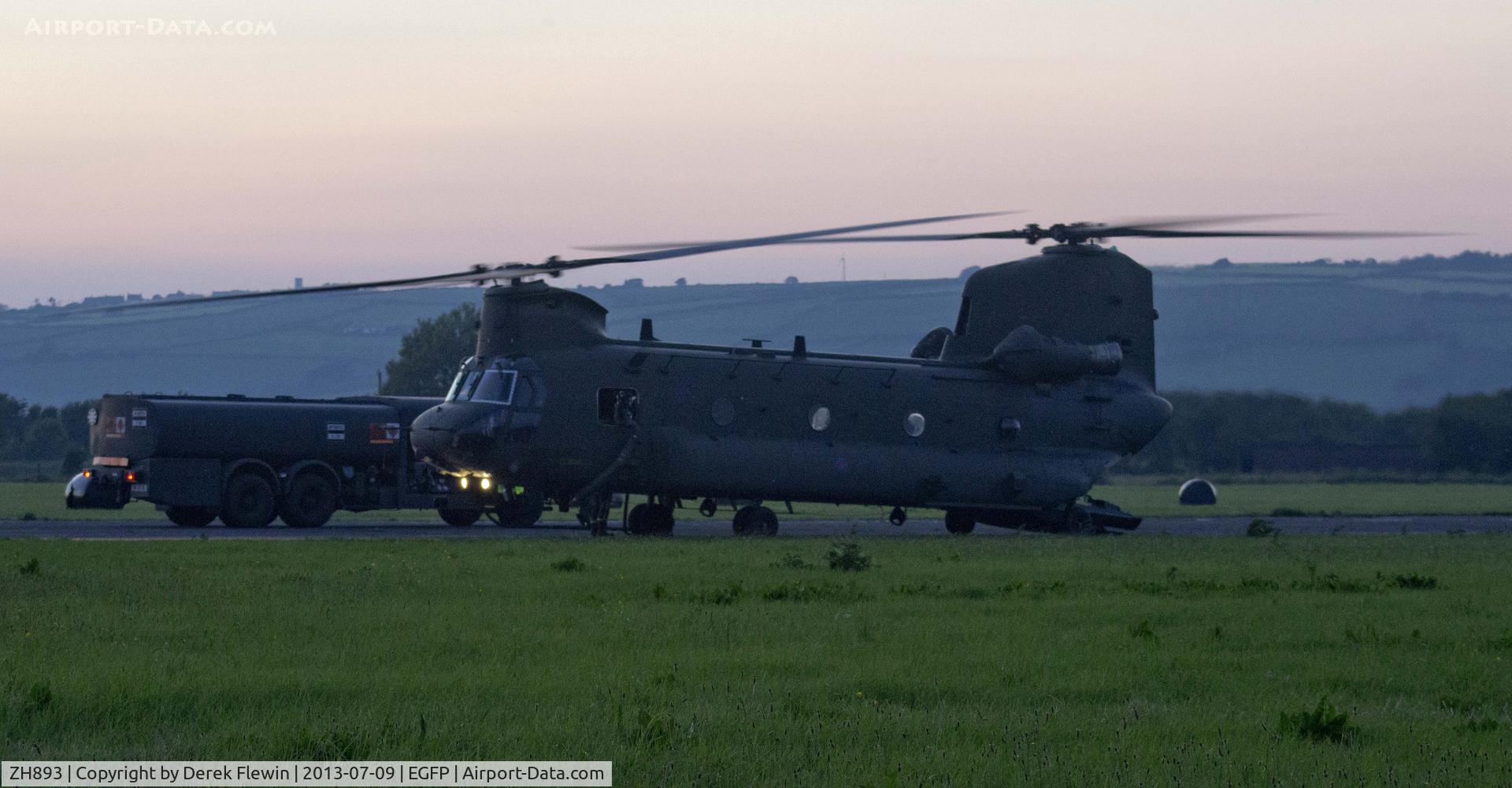 ZH893, Boeing Vertol Chinook HC.2A C/N M4456, Chinook HC.2A, hot refuel, different angle.
