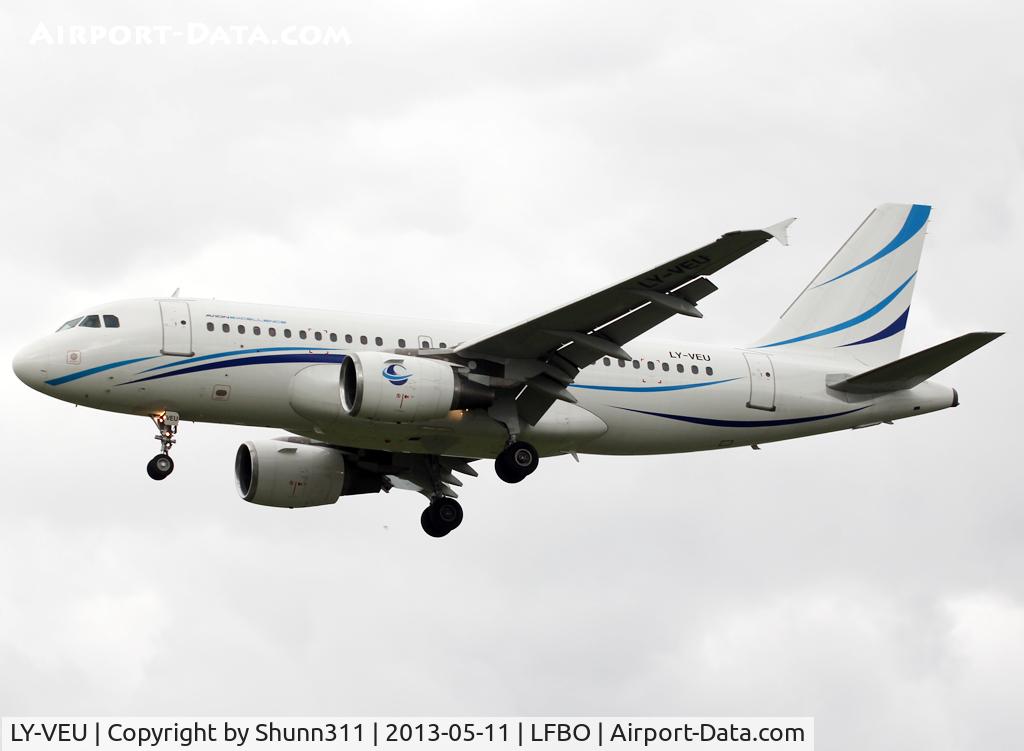 LY-VEU, 2000 Airbus A319-112 C/N 1283, Landing rwy 32L