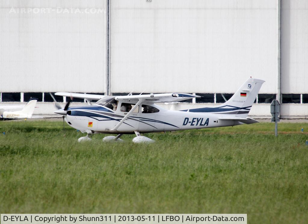 D-EYLA, 2007 Cessna 182T Skylane C/N 182-81920, Lining up rwy 32R for departure...