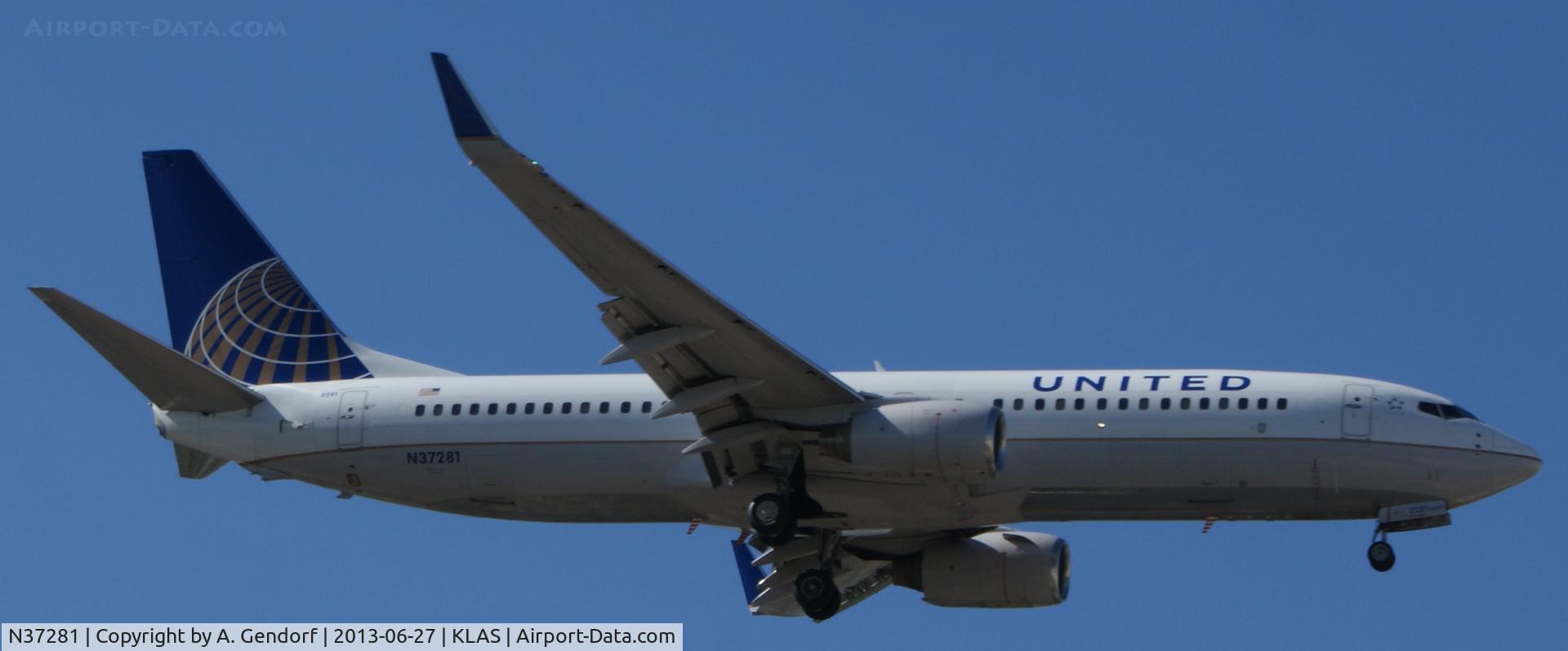 N37281, 2003 Boeing 737-824 C/N 31599, United, seen here on short finals RWY 25L at Las Vegas Int´l(KLAS)