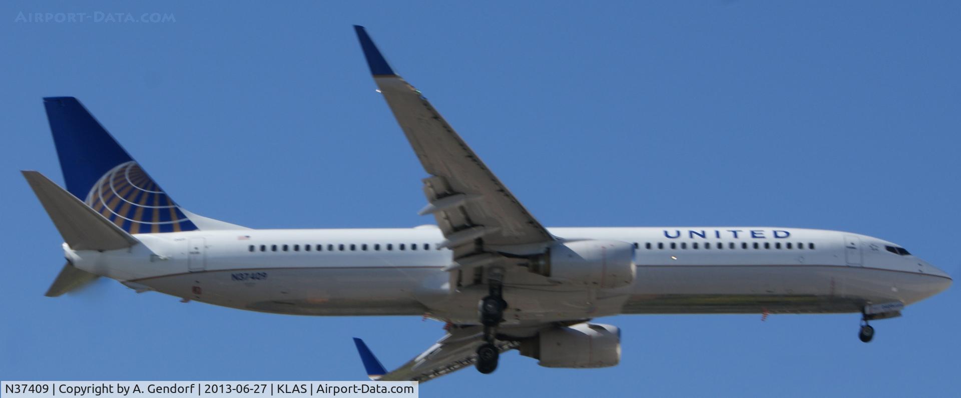 N37409, 2001 Boeing 737-924 C/N 30126, United, here on short finals at Las Vegas Int´l(KLAS)