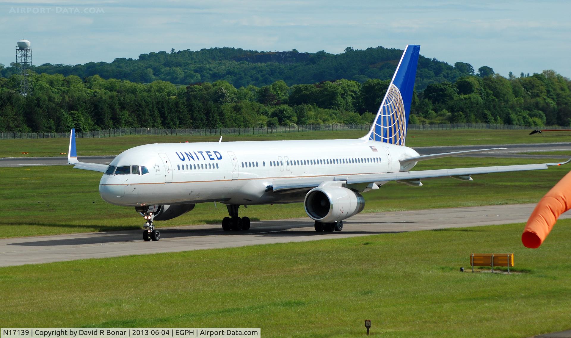 N17139, 2000 Boeing 757-224 C/N 30352, Heading for Newark via a 06 departure