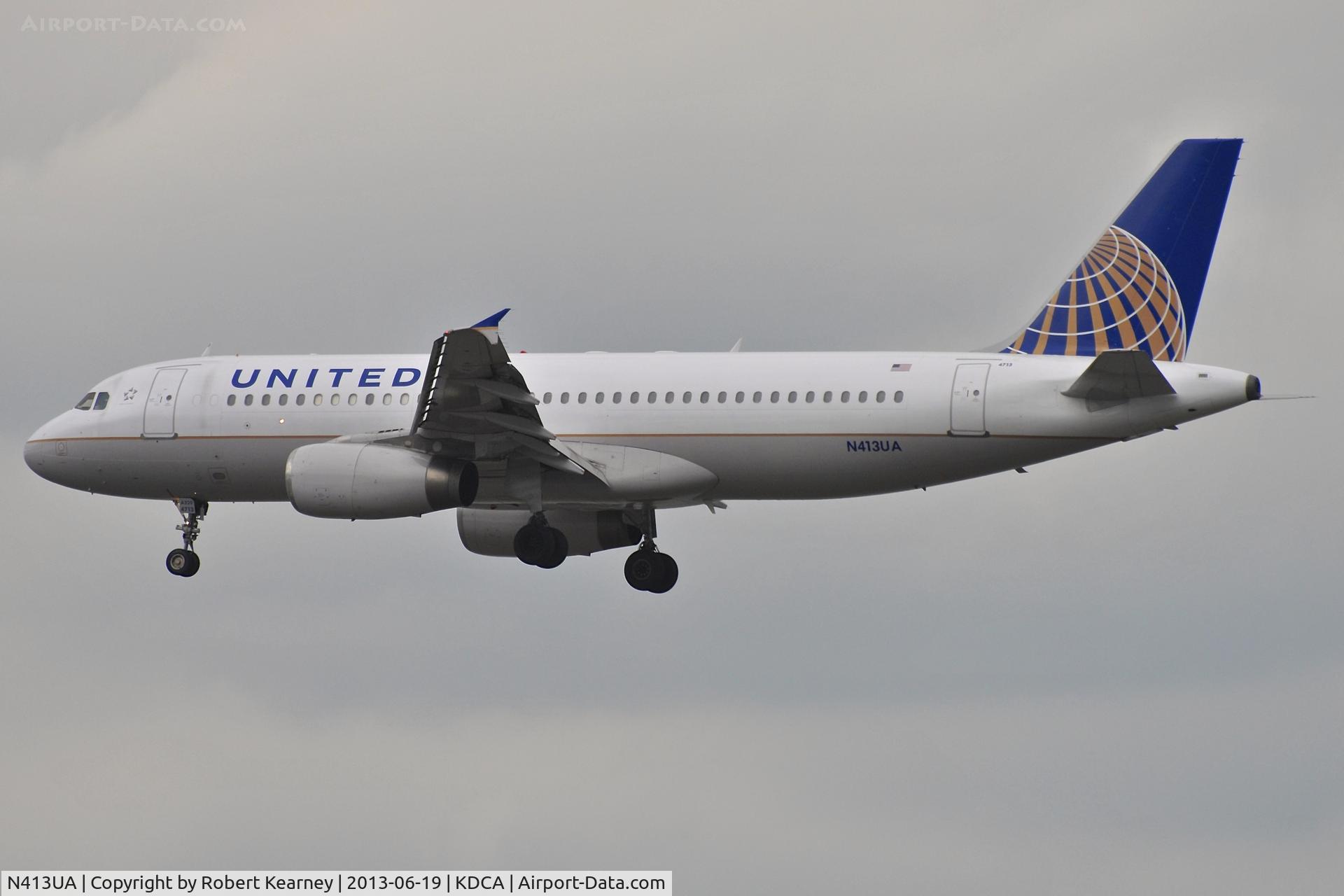 N413UA, 1994 Airbus A320-232 C/N 470, On short finals for r/w 1