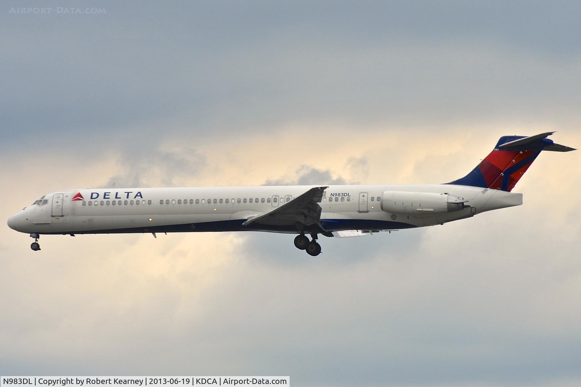 N983DL, 1991 McDonnell Douglas MD-88 C/N 53274, On short finals for r/w 1