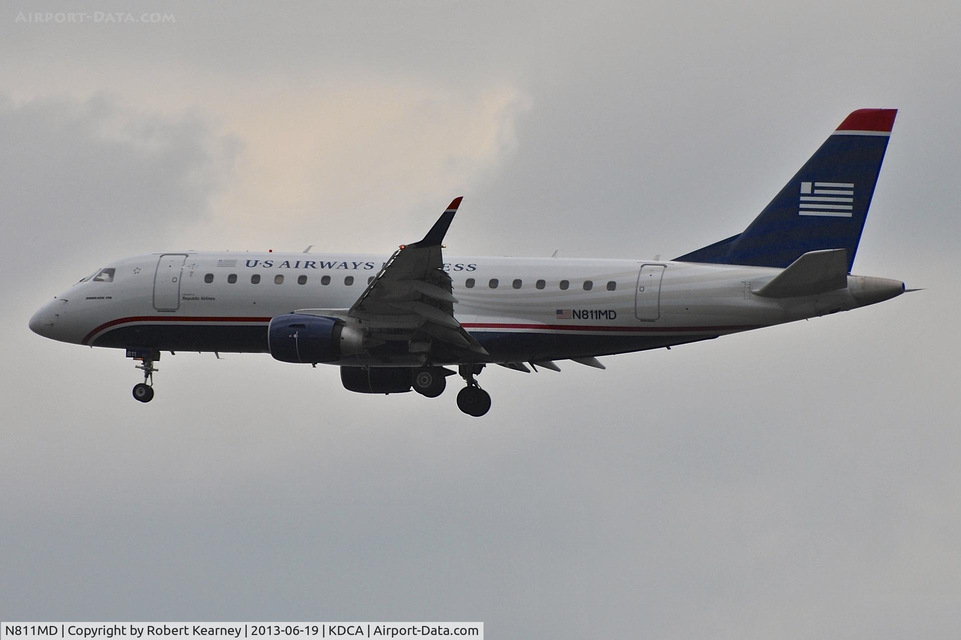 N811MD, 2004 Embraer 170SU (ERJ-170-100SU) C/N 17000028, On short finals for r/w 1