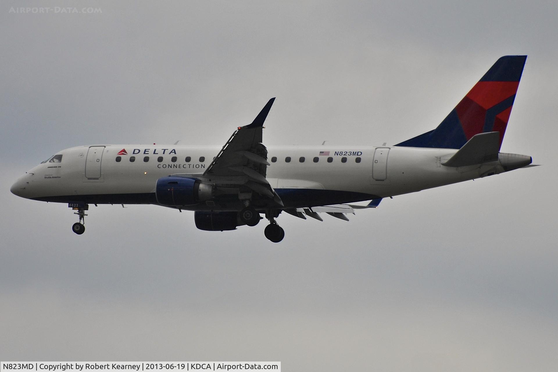 N823MD, 2005 Embraer 170SU (ERJ-170-100SU) C/N 17000044, On short finals for r/w 1
