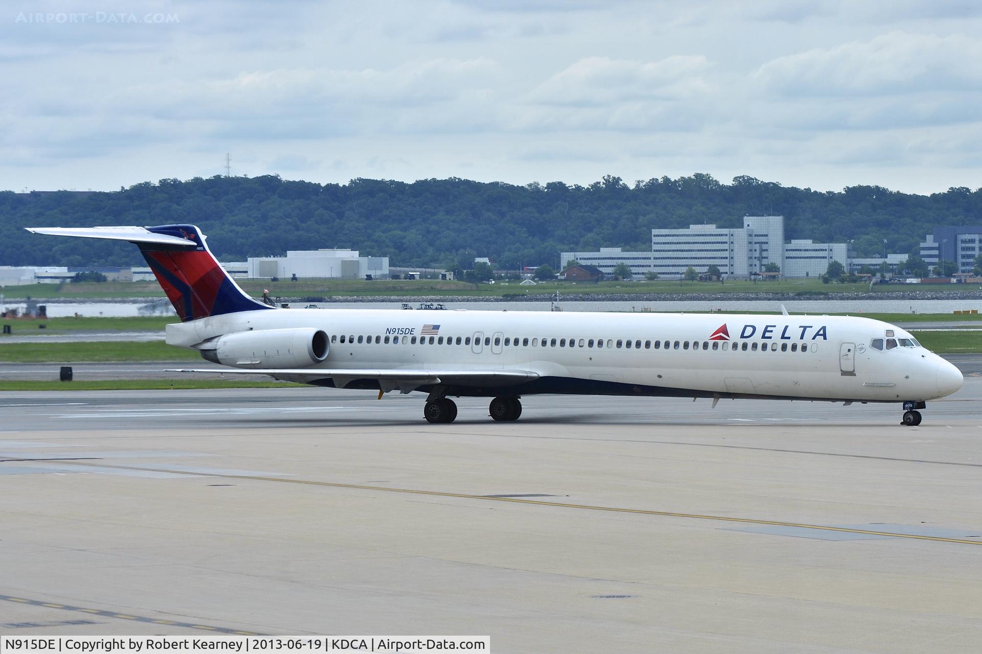 N915DE, 1993 McDonnell Douglas MD-88 C/N 53420, Turning on to stand after arrival