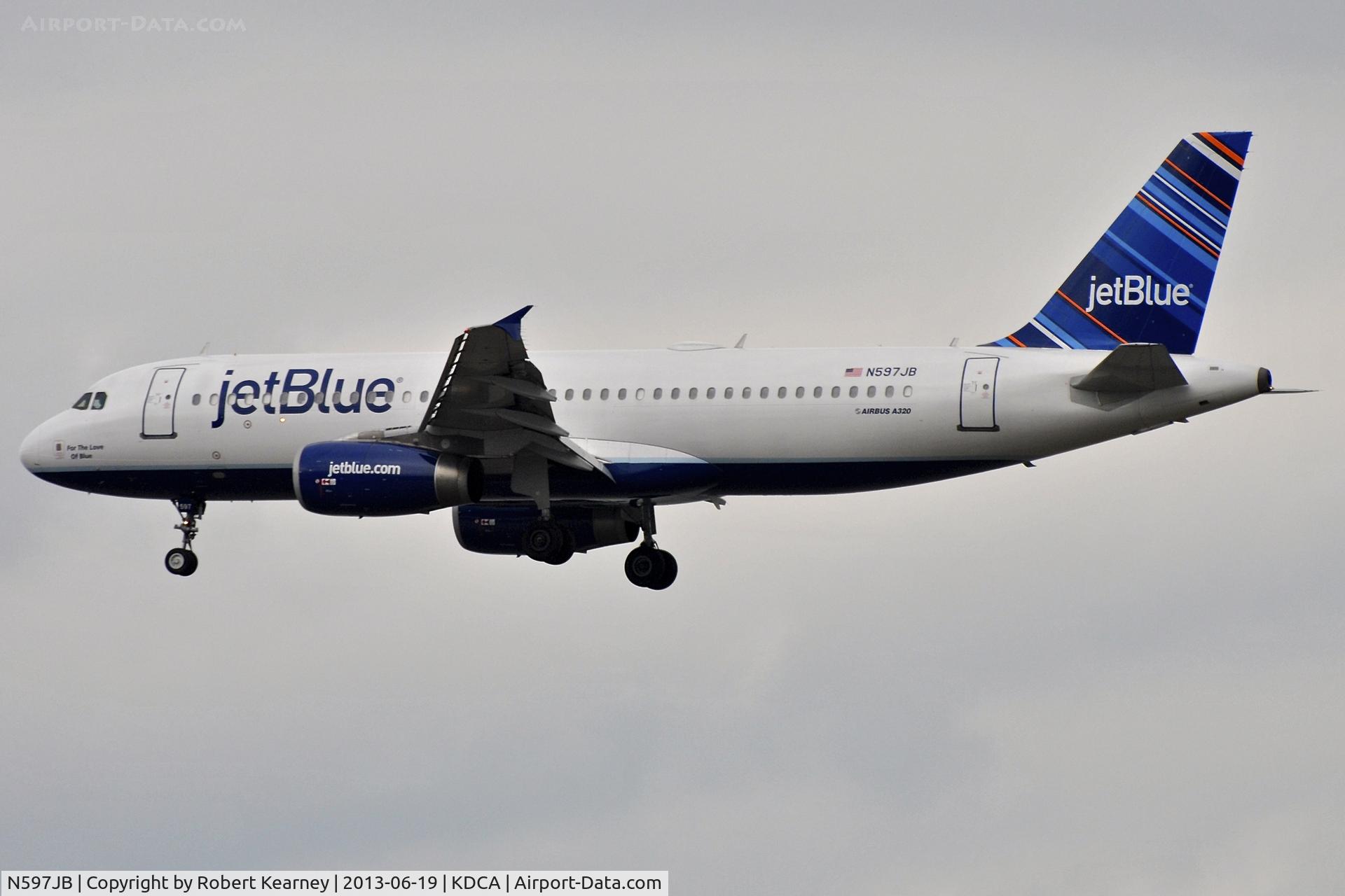 N597JB, 2004 Airbus A320-232 C/N 2307, On short finals for r/w 1