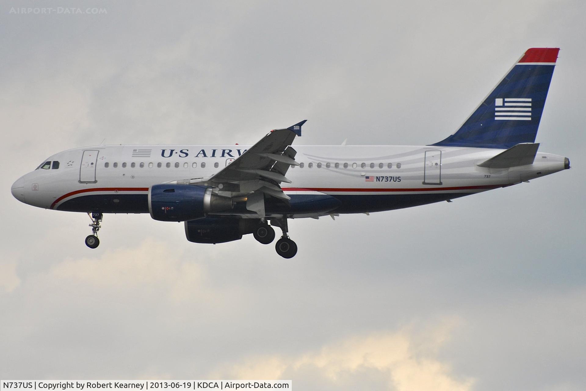 N737US, 2000 Airbus A319-112 C/N 1245, On short finals for r/w 1