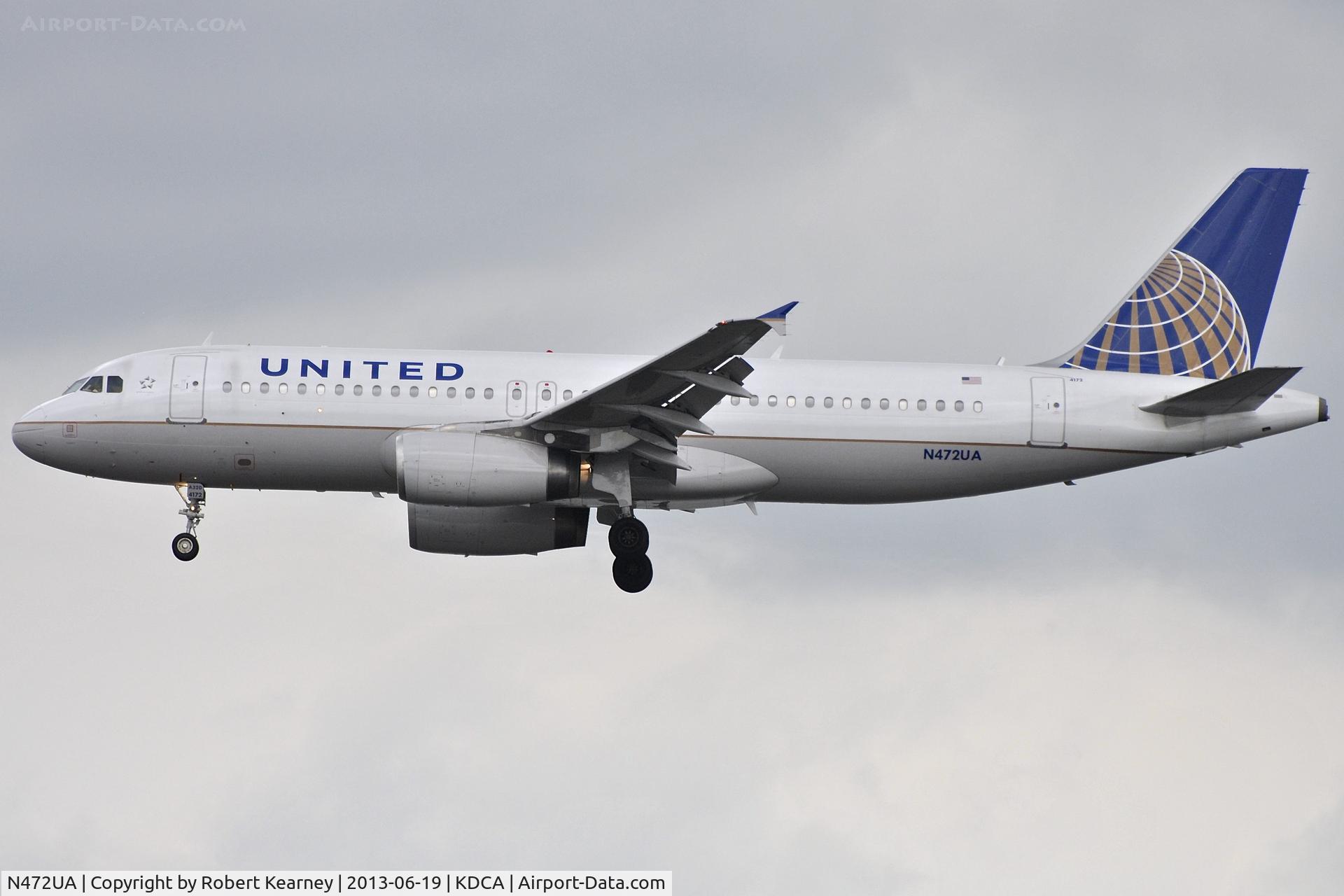 N472UA, 2001 Airbus A320-232 C/N 1435, On short finals for r/w 1