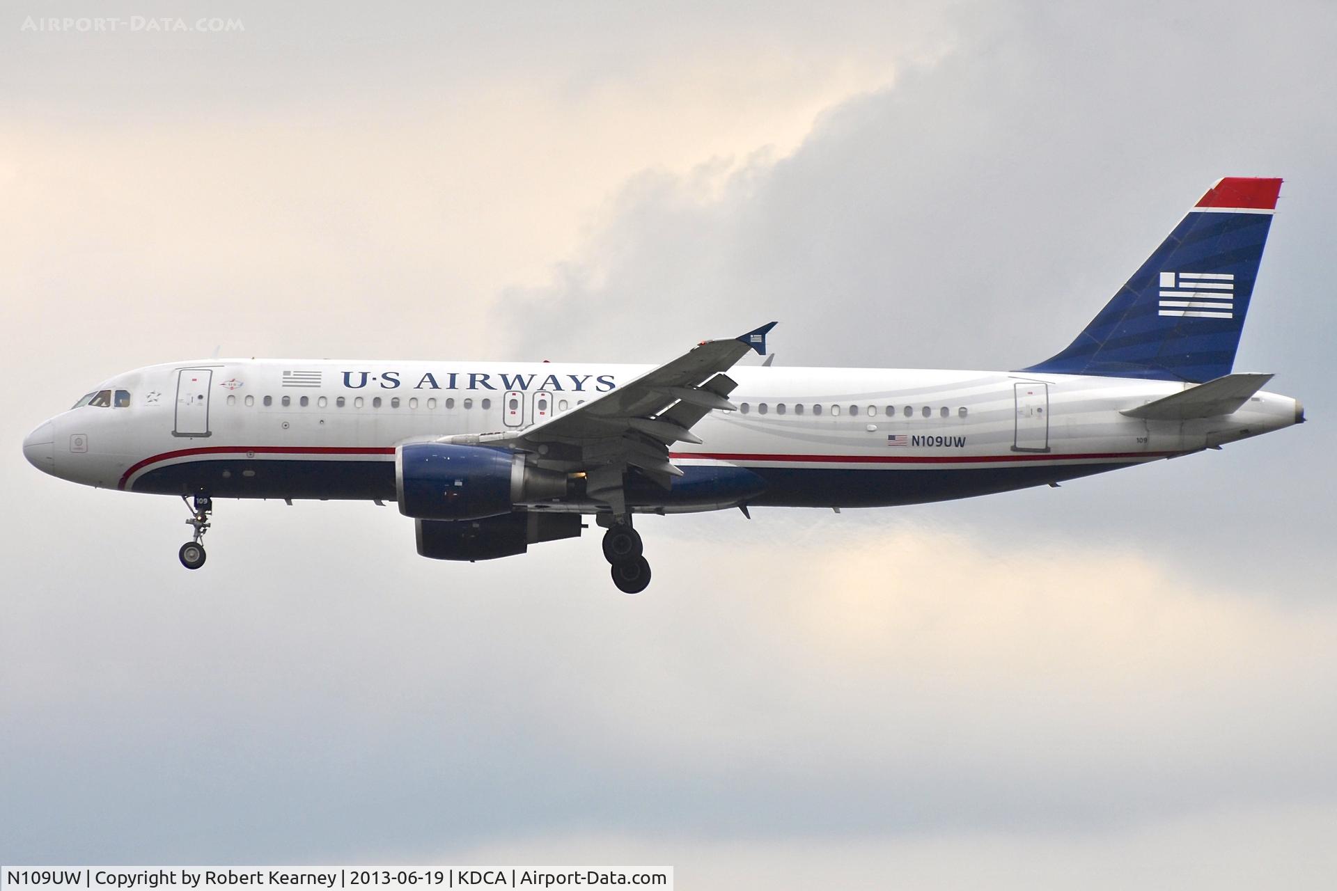 N109UW, 1999 Airbus A320-214 C/N 1065, On short finals for r/w 1