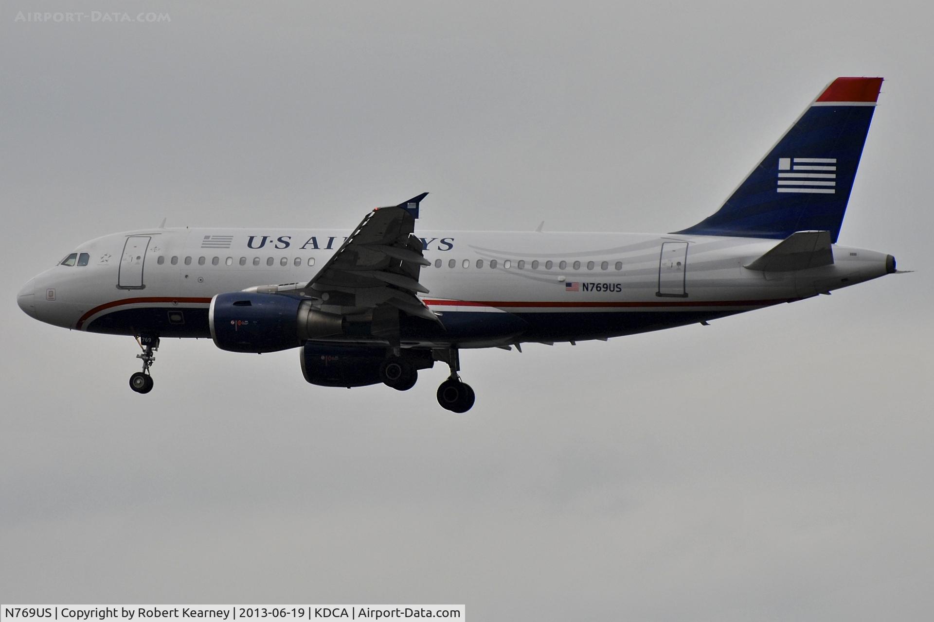N769US, 2000 Airbus A319-112 C/N 1391, On short finals for r/w 1