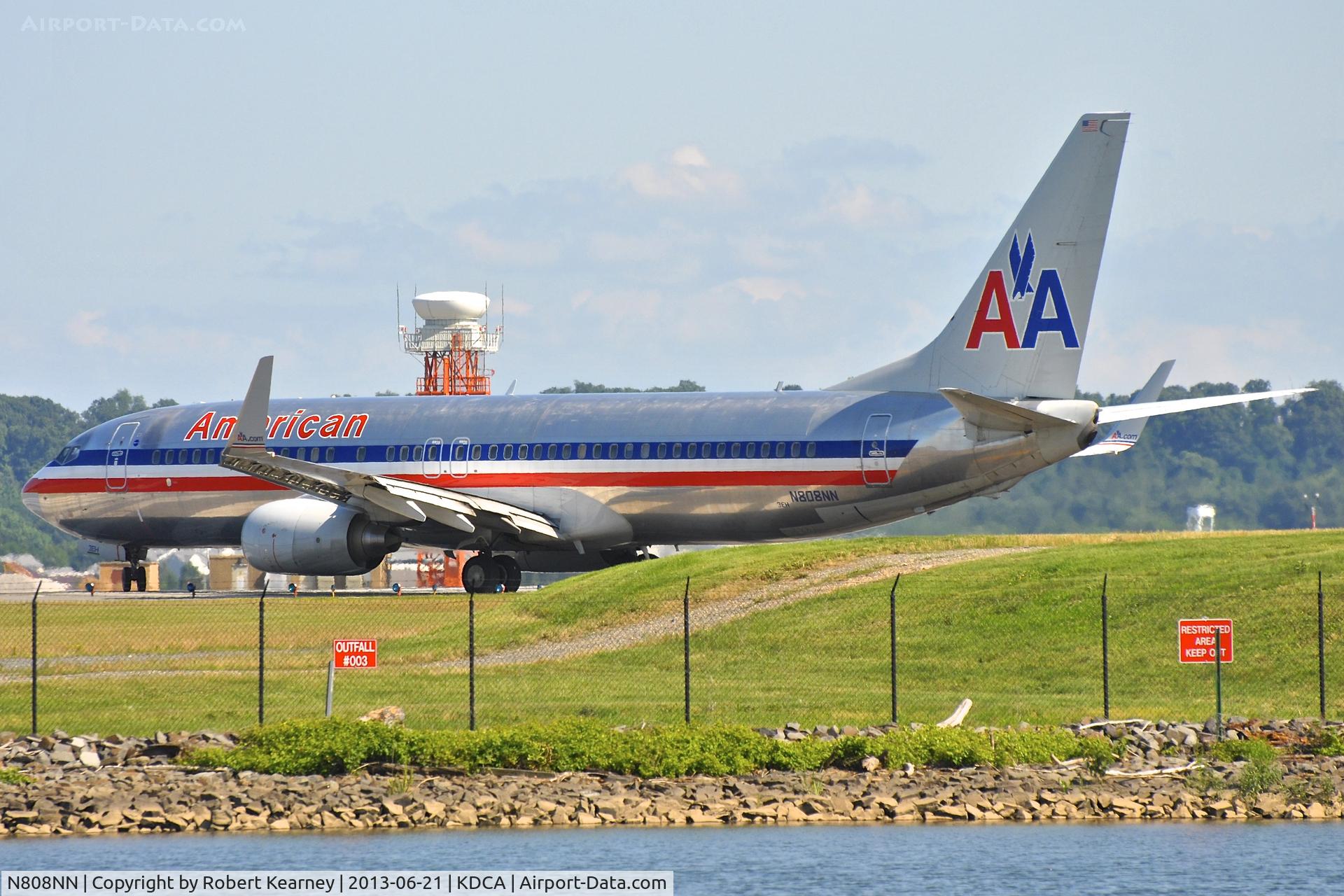 N808NN, 2009 Boeing 737-823 C/N 33206, Lining up r/w 19