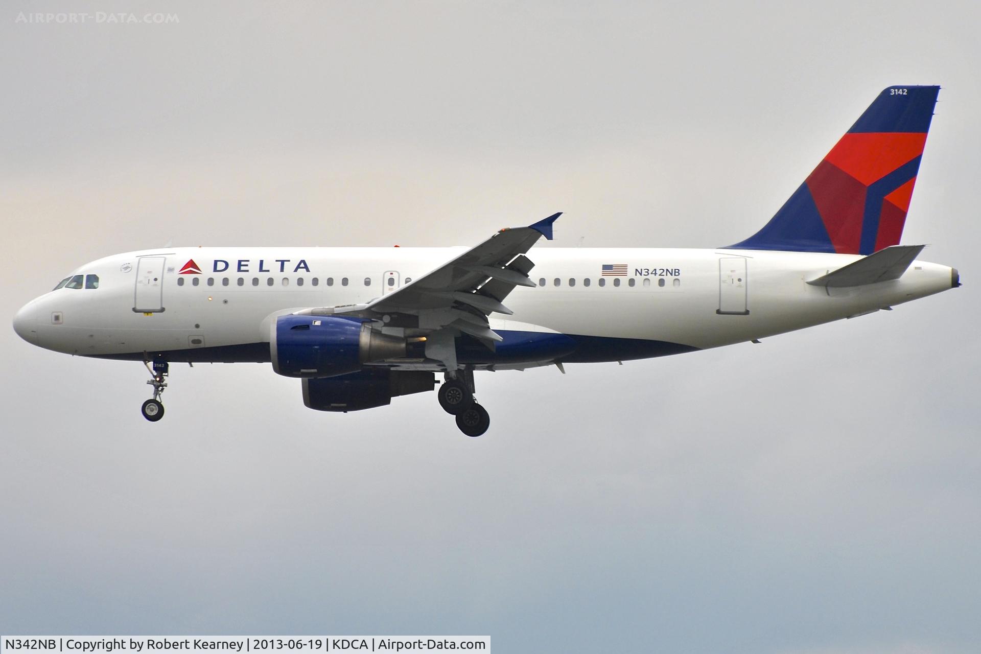 N342NB, 2002 Airbus A319-114 C/N 1746, On short finals for r/w 1