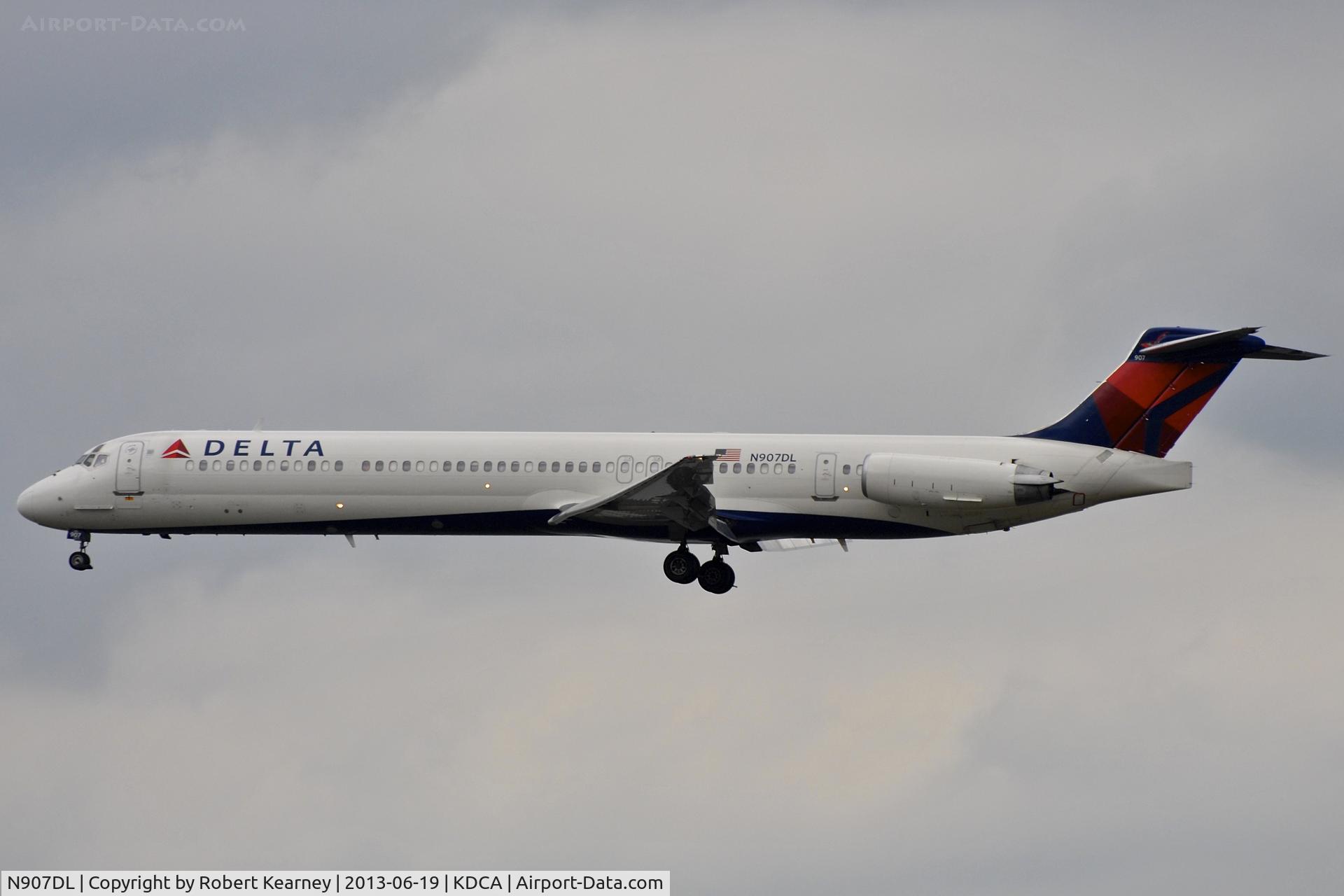 N907DL, 1987 McDonnell Douglas MD-88 C/N 49538, On short finals for r/w 1