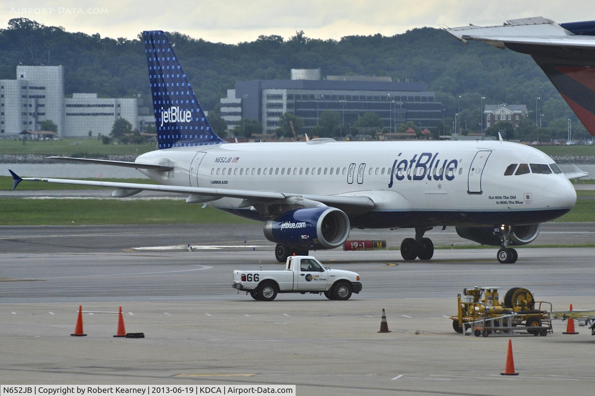 N652JB, 2007 Airbus A320-232 C/N 3029, Turning on to stand after arrival