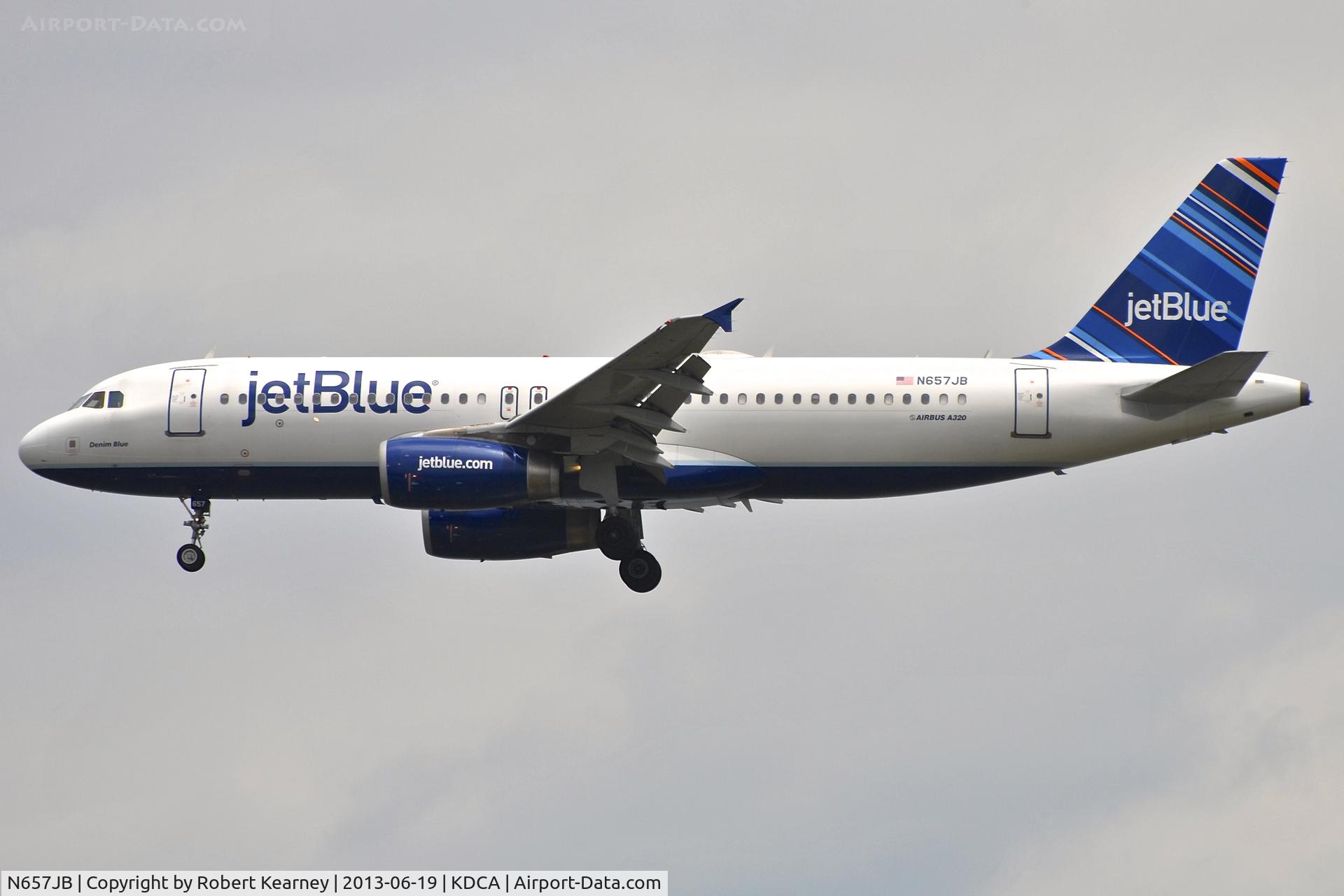 N657JB, 2007 Airbus A320-232 C/N 3119, On short finals for r/w 1