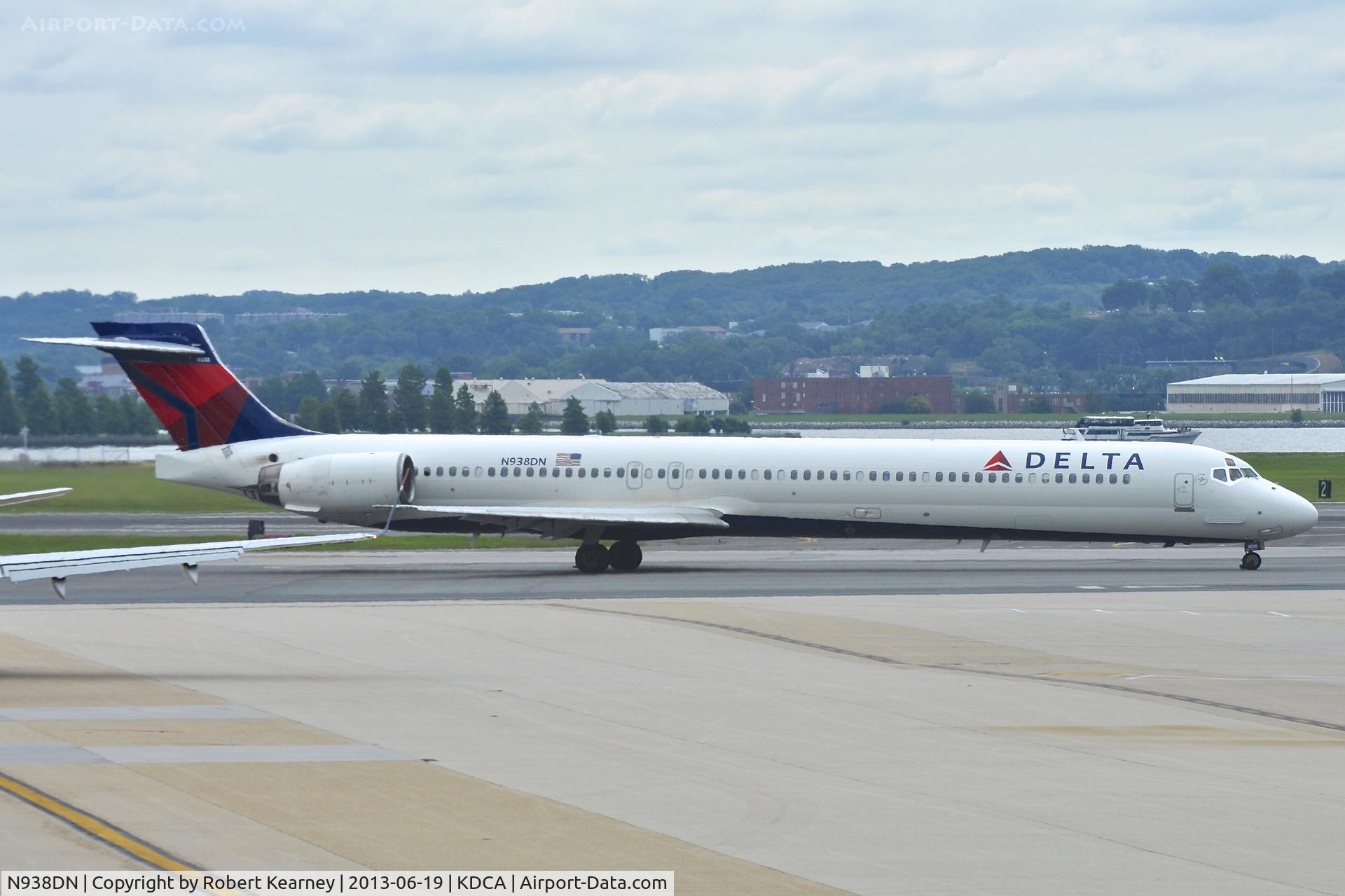 N938DN, 1995 McDonnell Douglas MD-90-30 C/N 53353, Turning on to stand after arrival