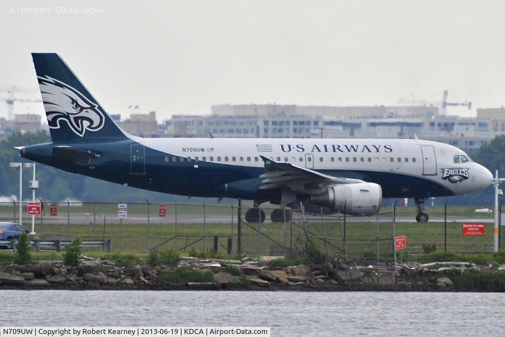 N709UW, 1999 Airbus A319-112 C/N 0997, Lining up r/w 1