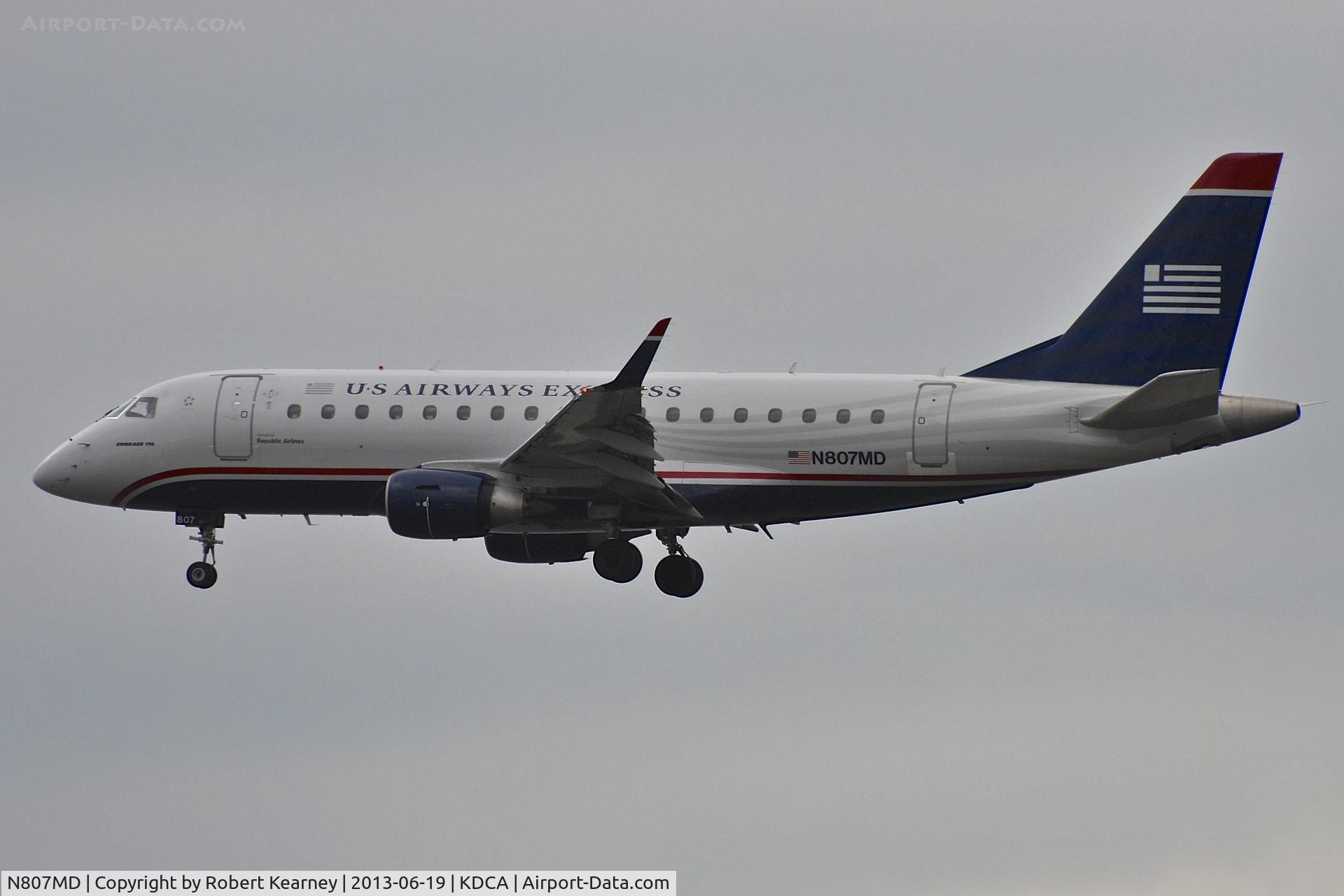 N807MD, 2004 Embraer 170SU (ERJ-170-100SU) C/N 17000020, On short finals for r/w 1