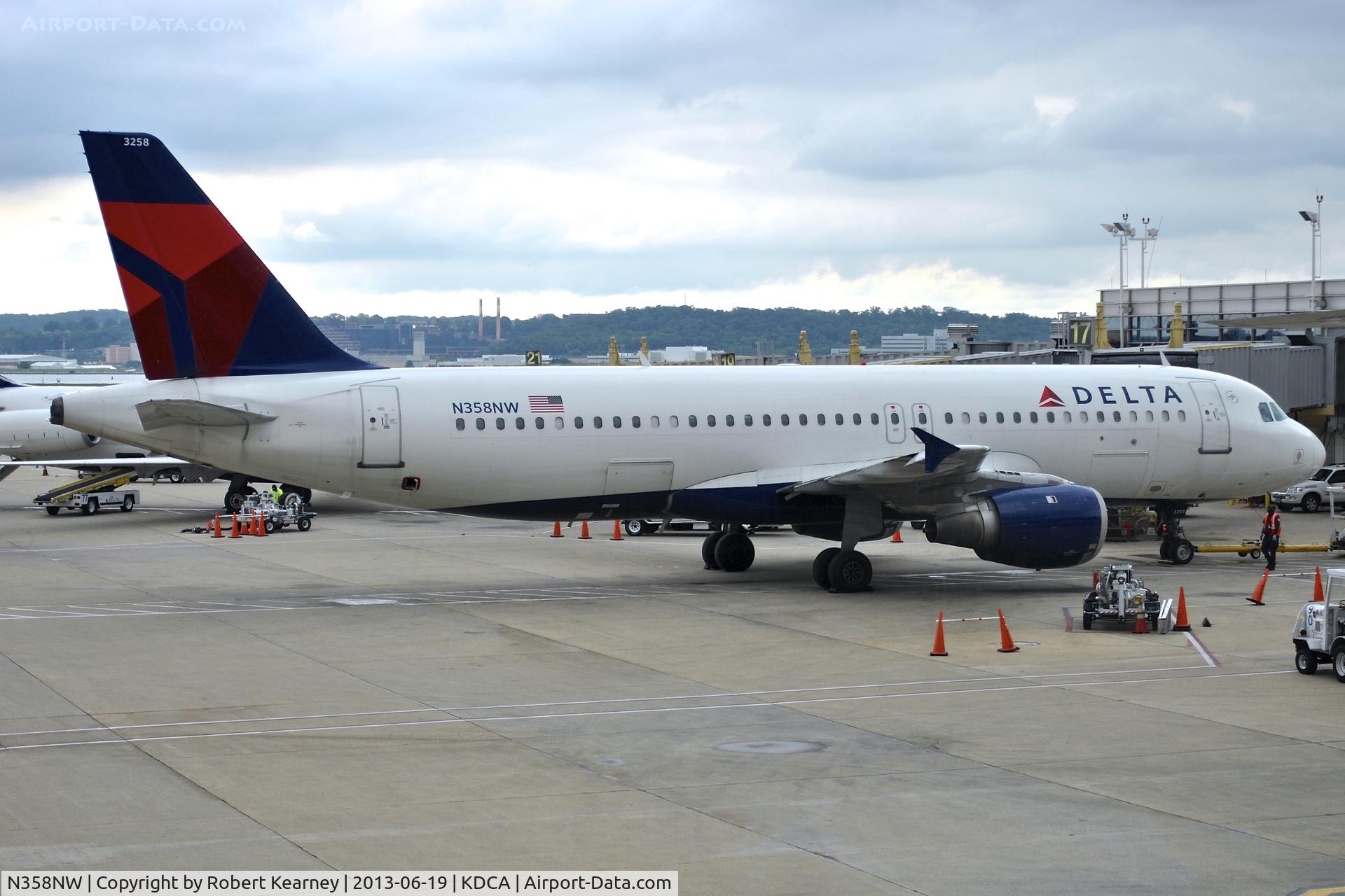 N358NW, 1998 Airbus A320-212 C/N 832, On stand preparing for departure