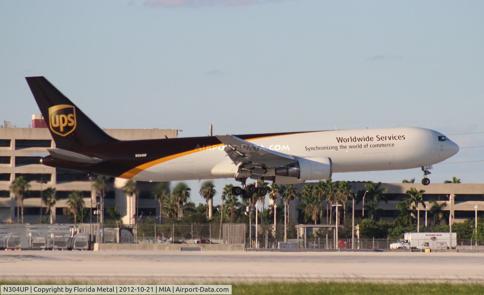 N304UP, 1995 Boeing 767-34AFER C/N 27242, UPS 767-300