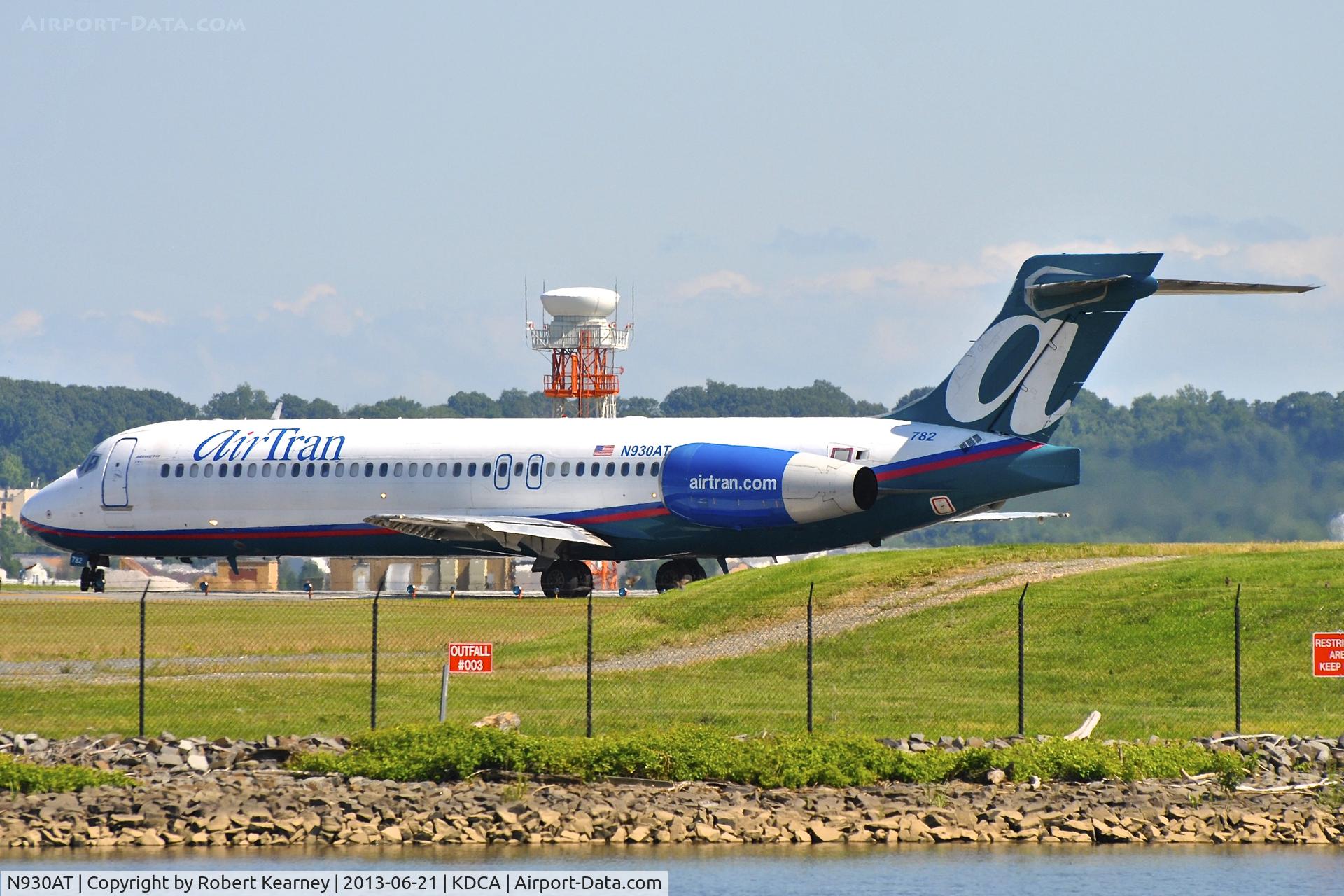 N930AT, 2000 Boeing 717-200 C/N 55072, Lining up r/w 19