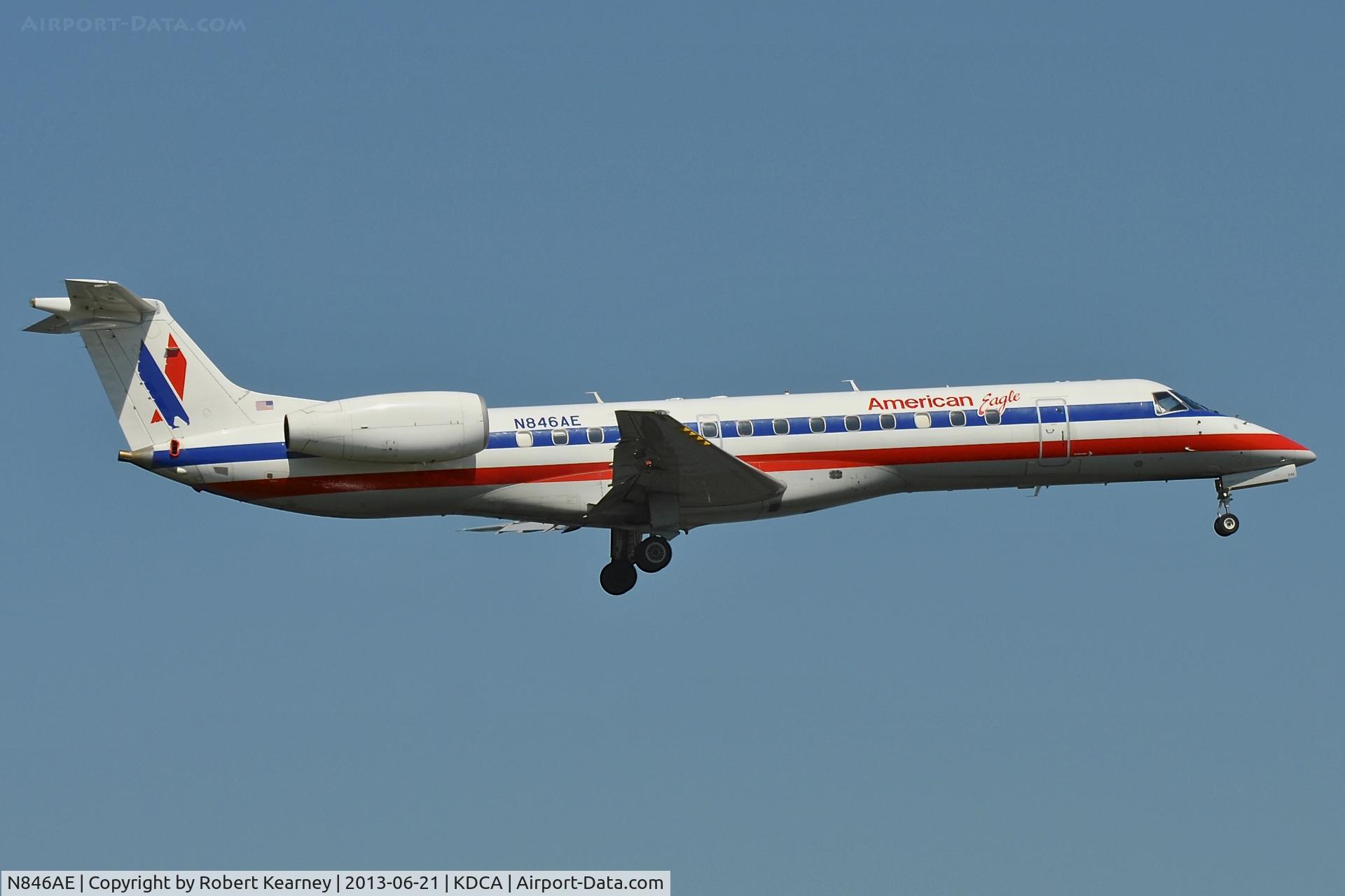 N846AE, 2003 Embraer ERJ-140LR (EMB-135KL) C/N 145692, On short finals for r/w 19