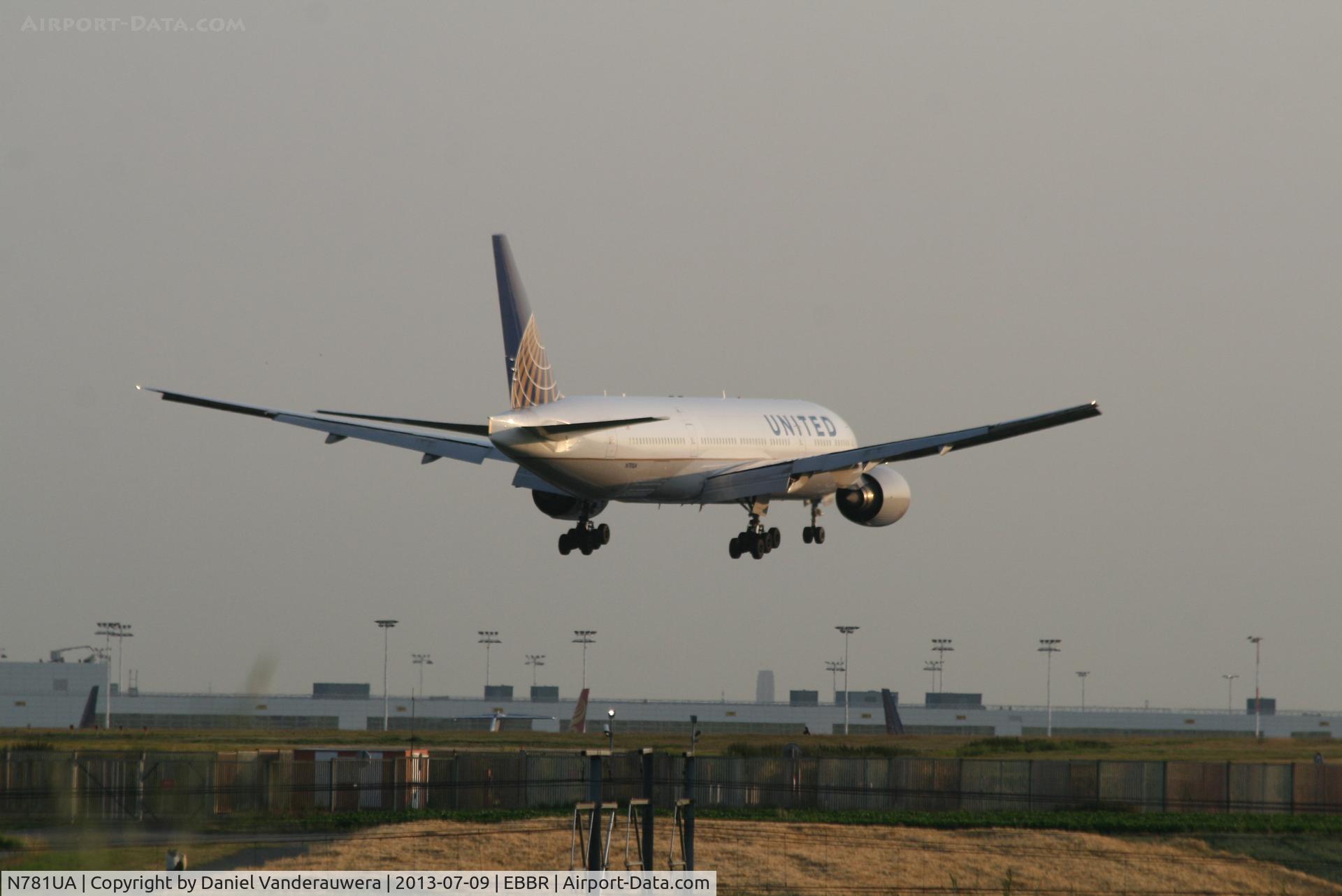 N781UA, 1996 Boeing 777-222 C/N 26945, Flight UA950 is descending to RWY 02