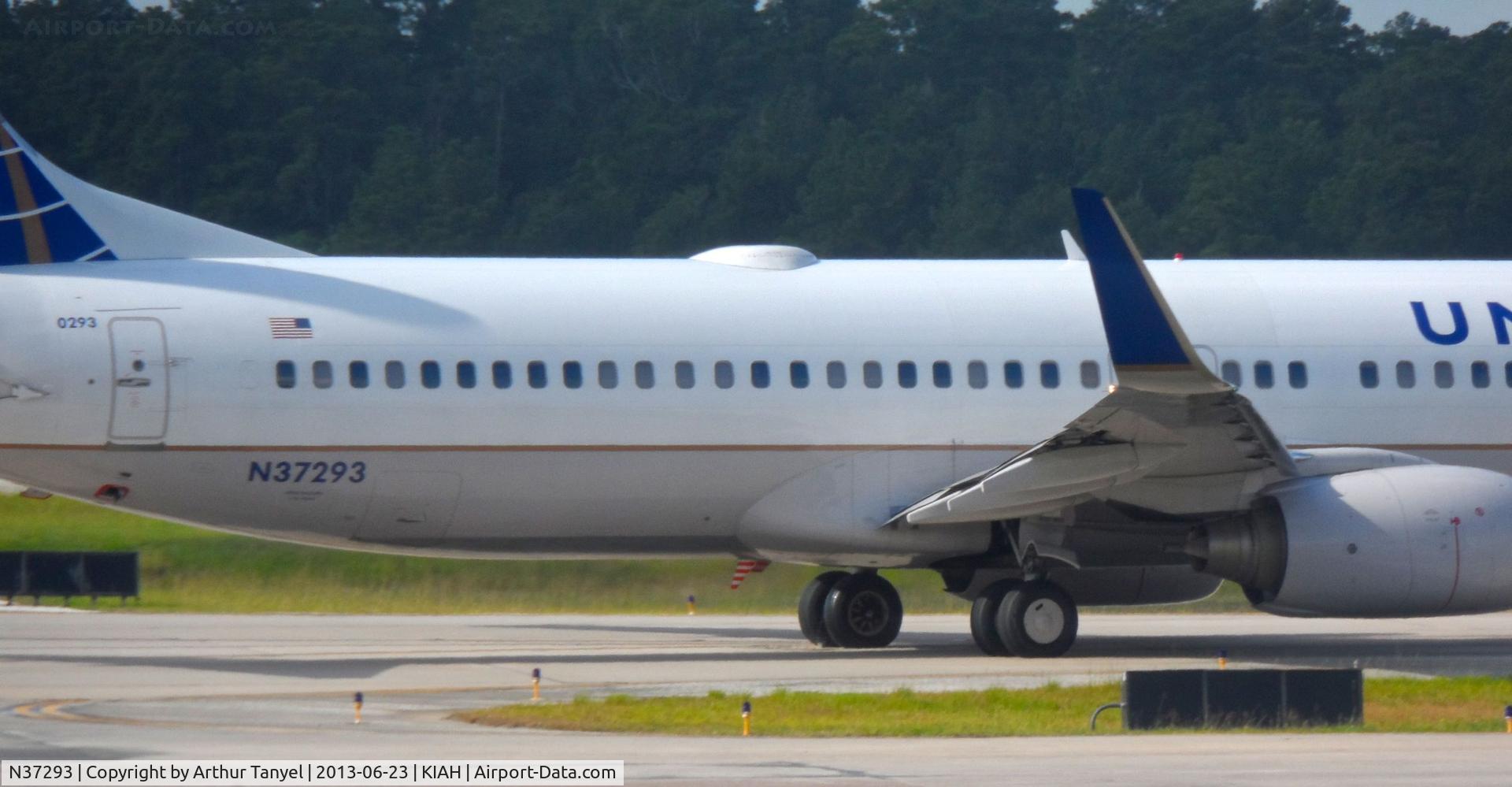 N37293, 2005 Boeing 737-824 C/N 33453, Taxiing to takeoff @ IAH