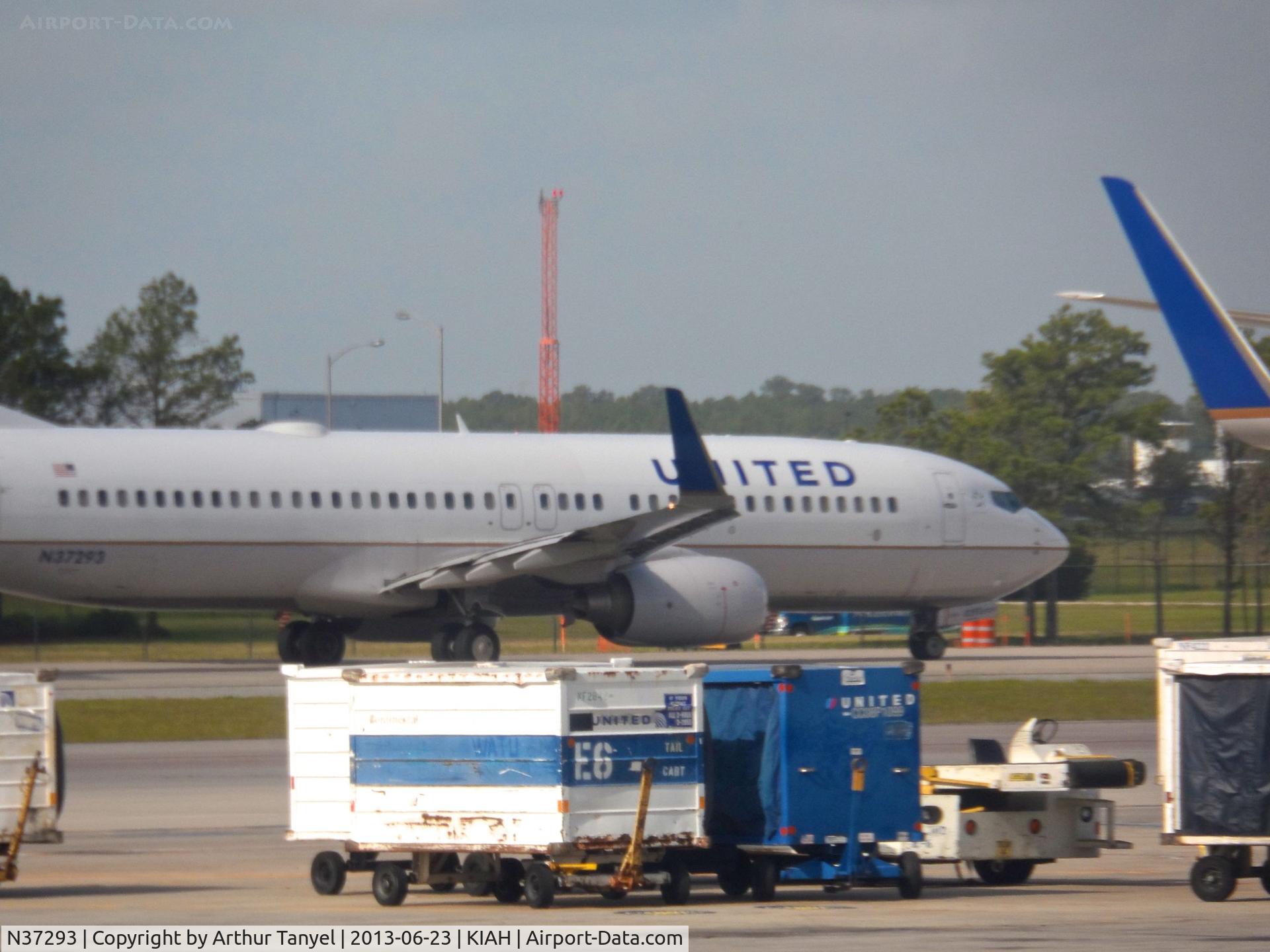 N37293, 2005 Boeing 737-824 C/N 33453, Taxiing to takeoff @ IAH