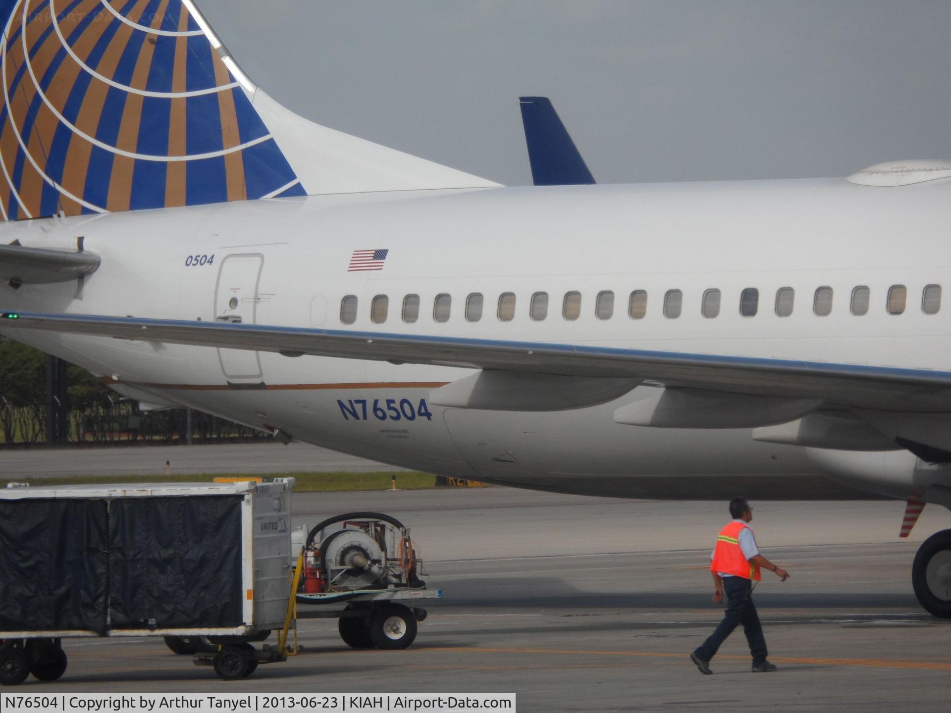 N76504, 2006 Boeing 737-824 C/N 31604, @ gate @ IAH