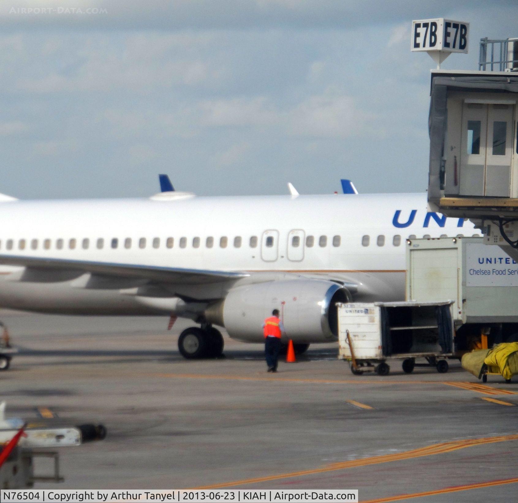 N76504, 2006 Boeing 737-824 C/N 31604, @ gate @ IAH