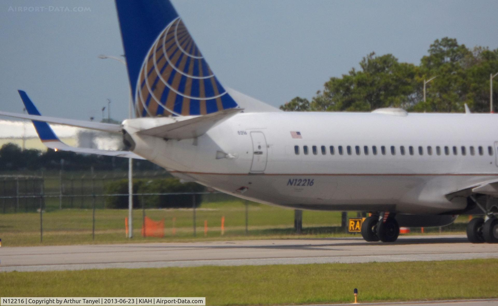 N12216, 1998 Boeing 737-824 C/N 28776, Taxiing to takeoff @ IAH
