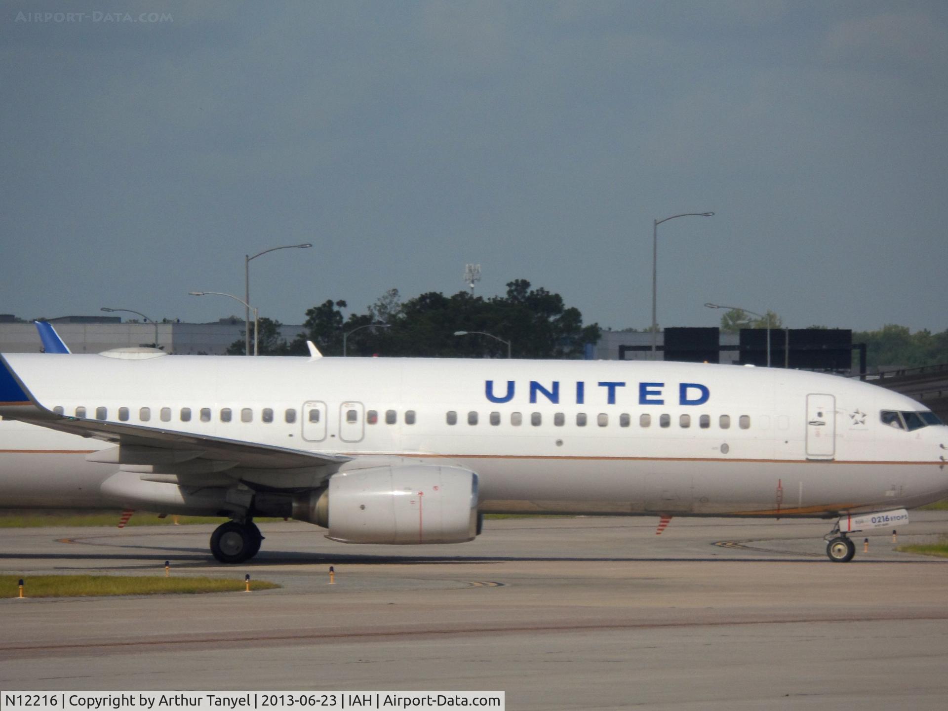 N12216, 1998 Boeing 737-824 C/N 28776, Taxiing to takeoff @ IAH