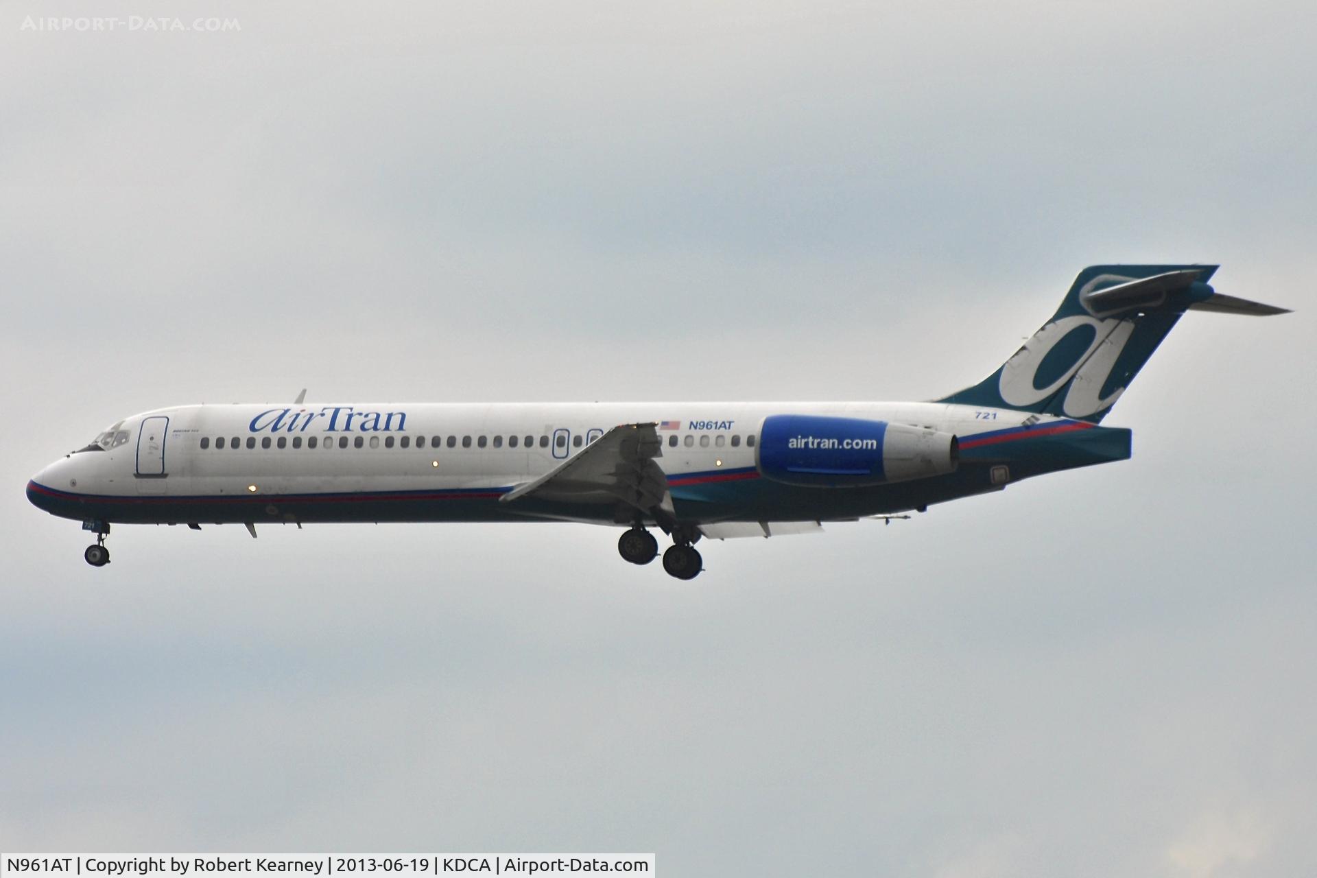 N961AT, 2001 Boeing 717-200 C/N 55023, On short finals for r/w 1