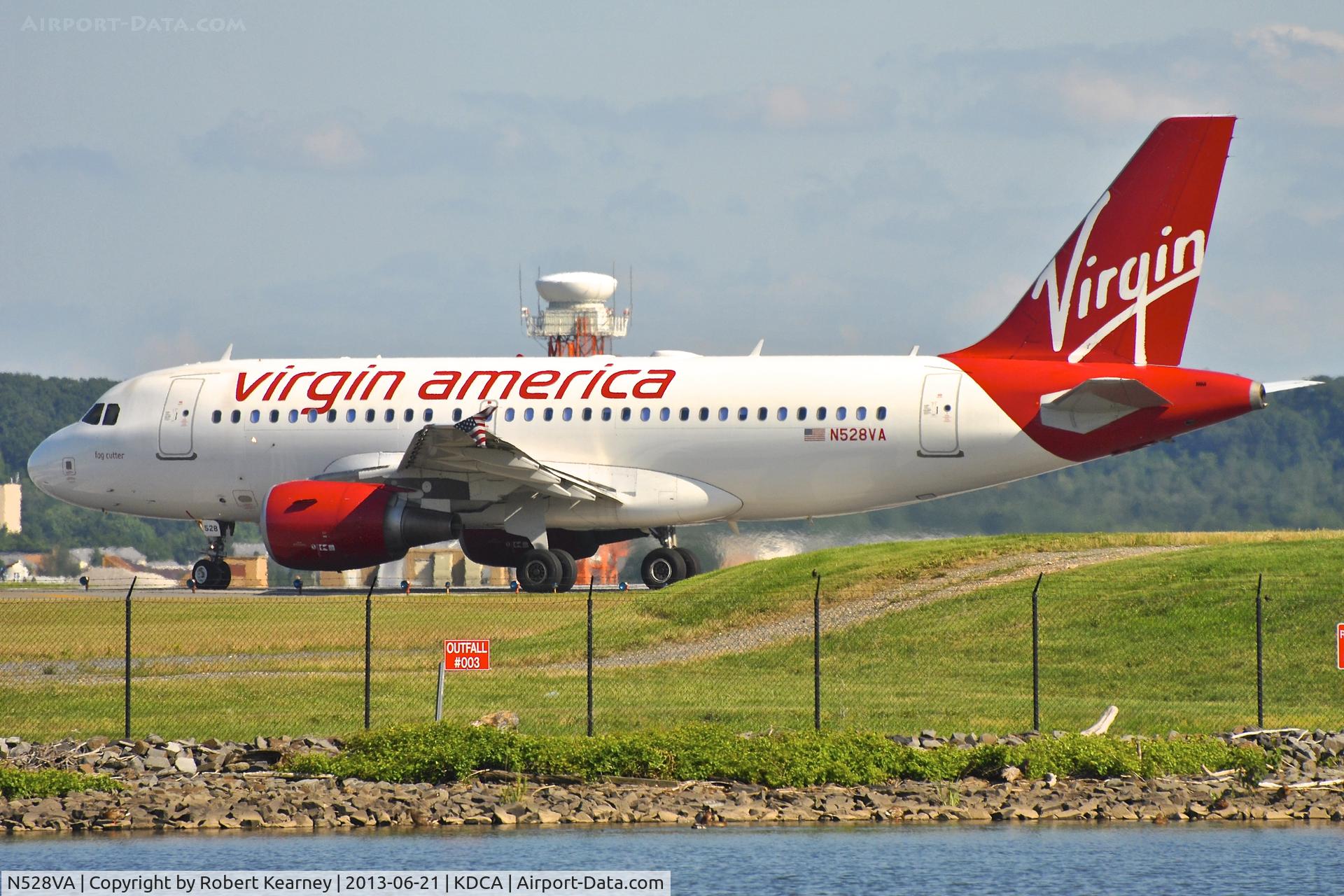 N528VA, 2008 Airbus A319-112 C/N 3445, Lining up r/w 19