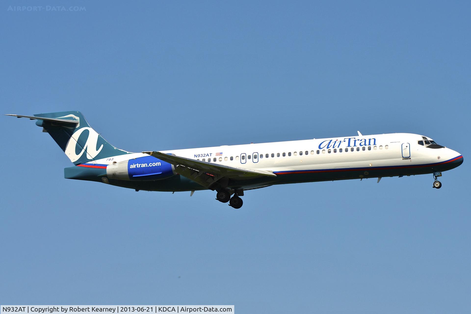 N932AT, 2000 Boeing 717-200 C/N 55073, On short finals for r/w 19