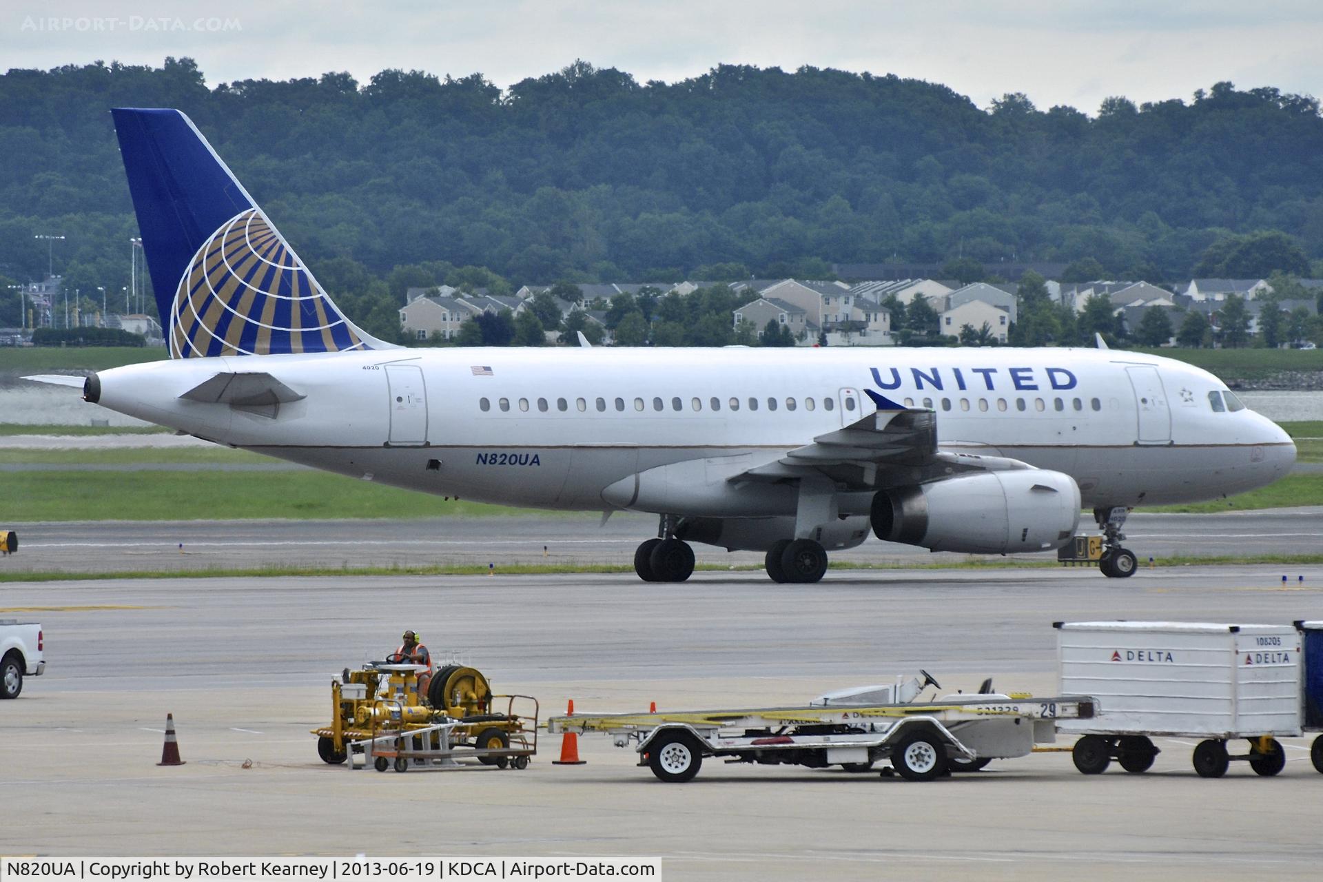 N820UA, 1998 Airbus A319-131 C/N 898, Taxiing out for departure