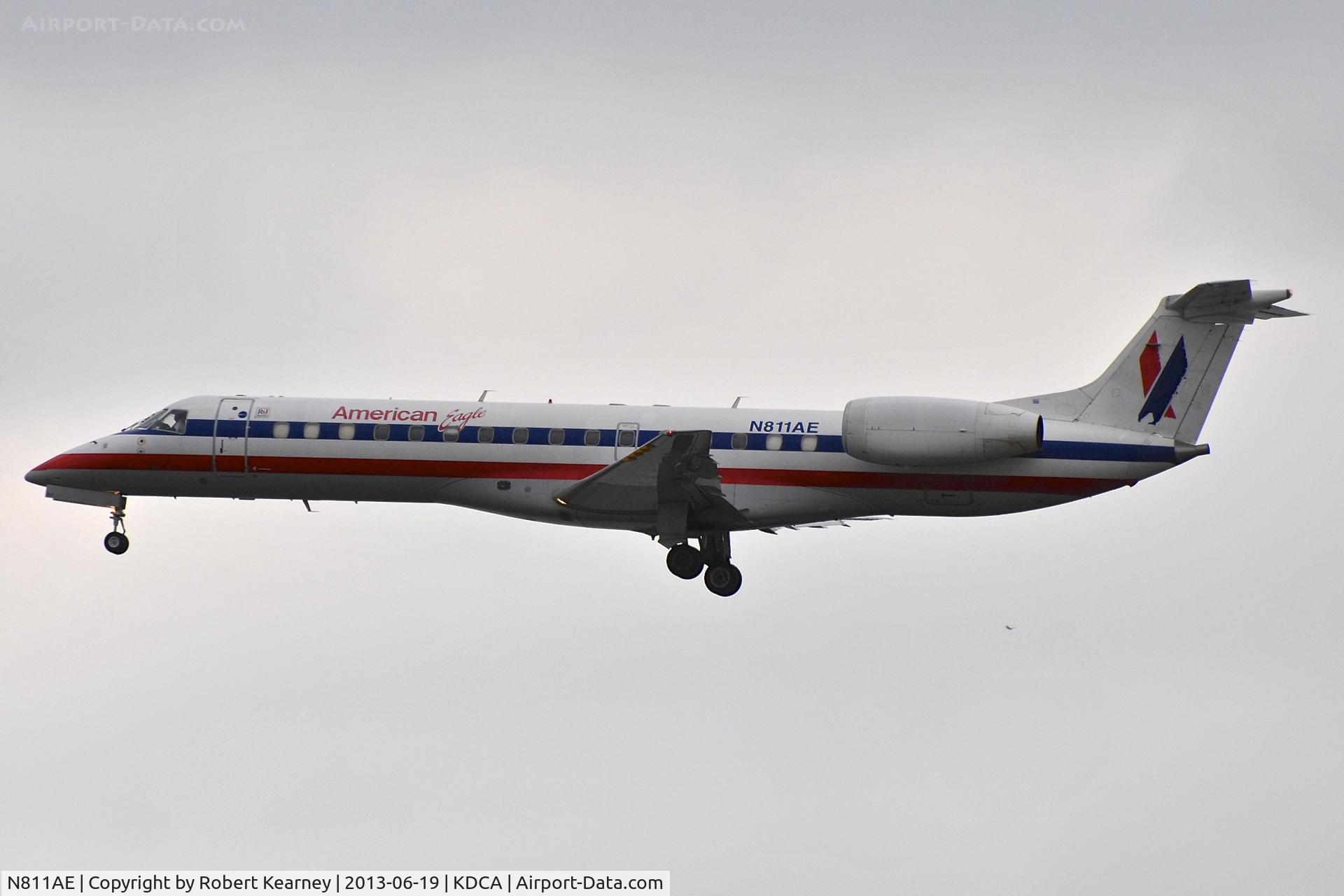 N811AE, 2001 Embraer ERJ-140LR (EMB-135KL) C/N 145529, On short finals for r/w 1